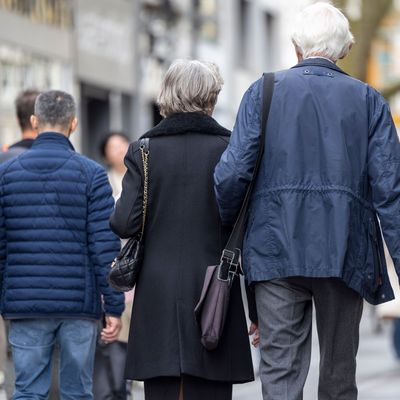 Senior:innen gehen durch die Kölner Innenstadt. 