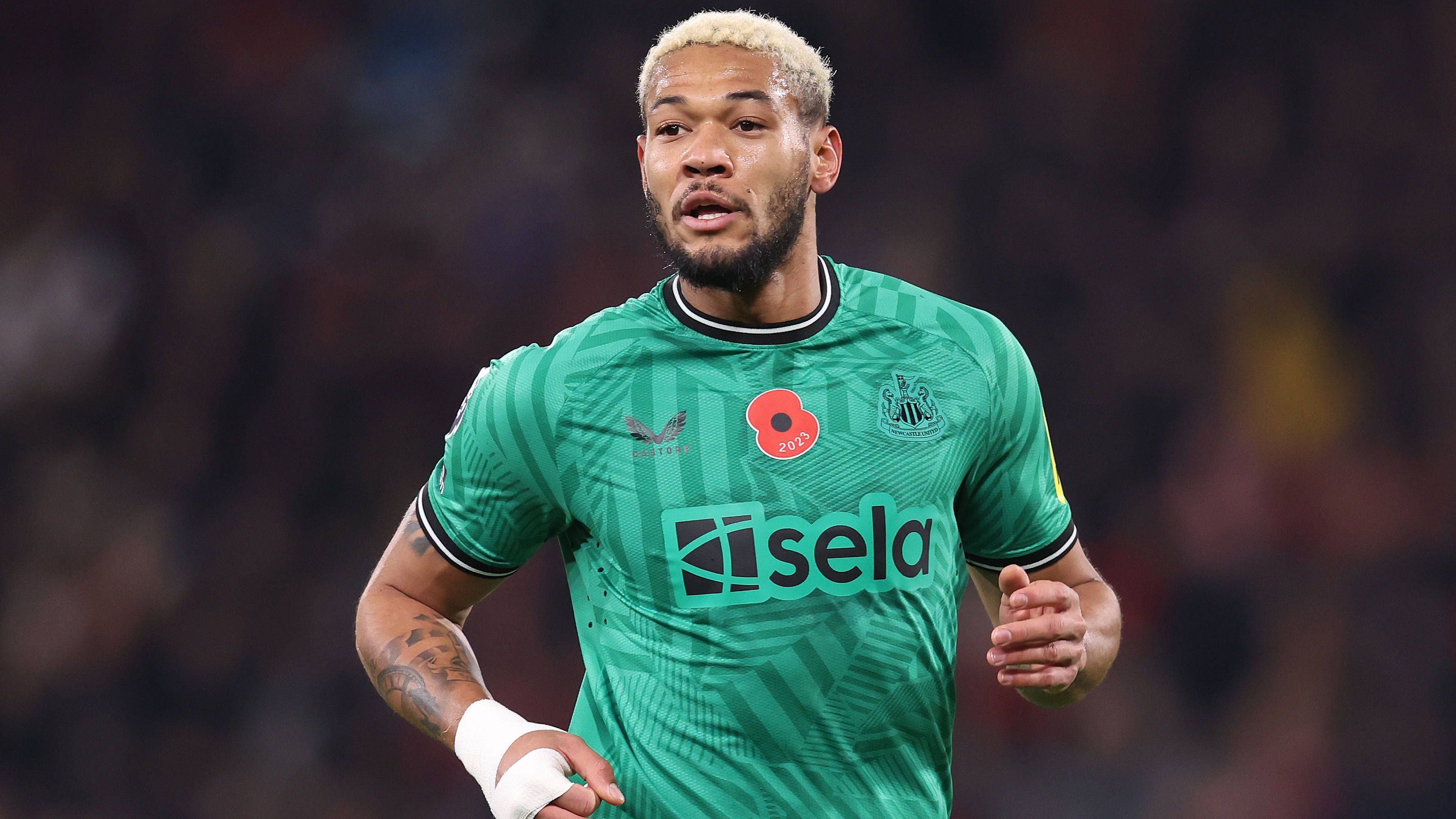 <strong>Joelinton (Zentrales Mittelfeld)</strong><br>Für die TSG Hoffenheim lief Joelinton so gut wie immer als Mittelstürmer auf. Doch seit seinem Wechsel zu Newcastle United hat der physisch starke Brasilianer einen Positionswechsel hinter sich. Für die "Magpies" kommt er vor allem im zentralen Mittelfeld zum Einsatz. Er hat sich zu einem richtig starken Achter entwickelt.