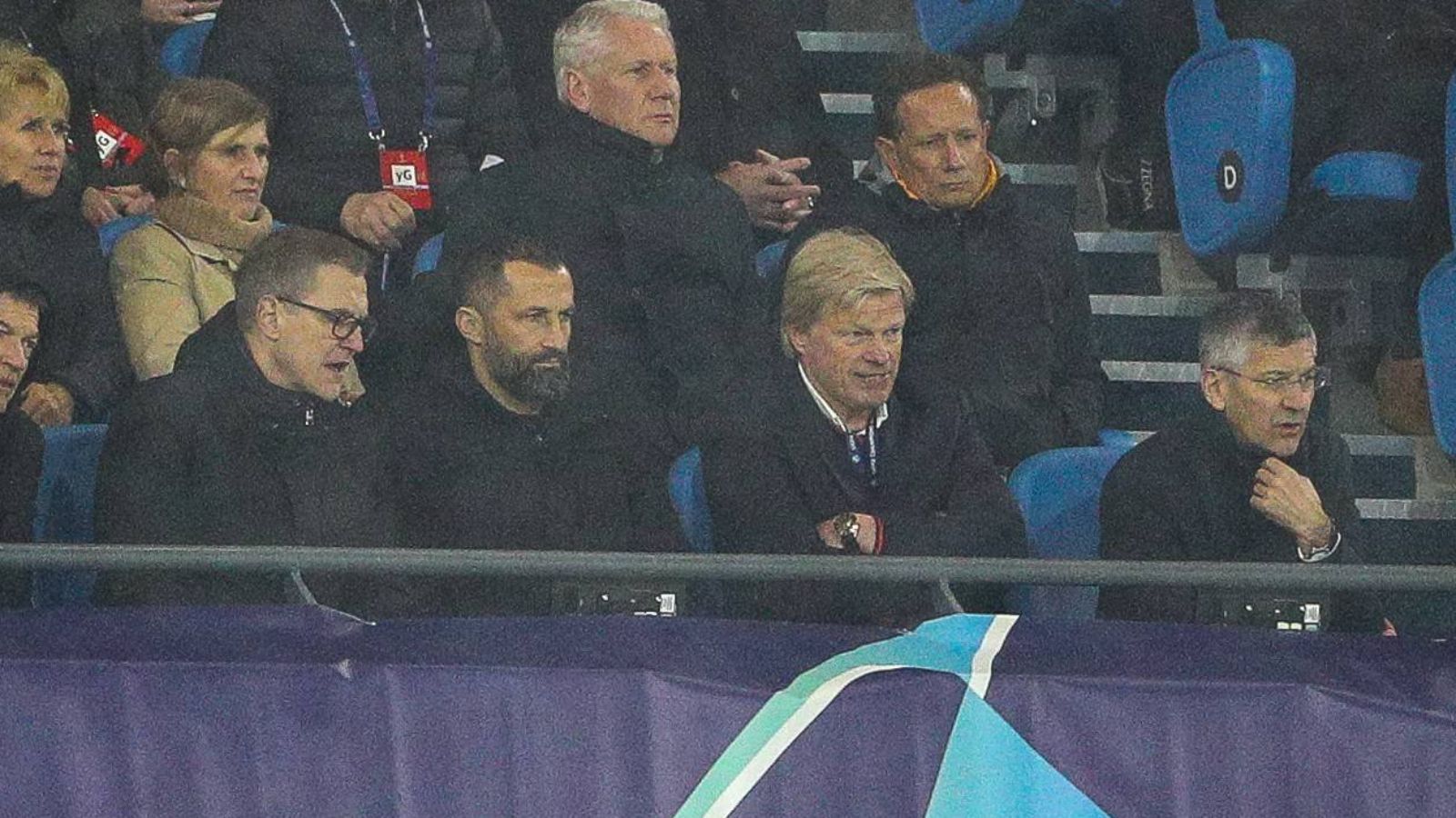 
                <strong>Die Führungsetage</strong><br>
                Seit dem Abgang von Uli Hoeneß und Karl-Heinz Rummenigge haben Oliver Kahn und Hasan Salihamidzic das Sagen in der Chefetage des FC Bayern München. Allerdings lassen die beiden Protagonisten viele Attribute ihrer Vorgänger vermissen. Missstände werden seinerzeit klar angesprochen, jetzt üben sich die Verantwortlichen, inklusive Trainer Thomas Tuchel, in Relativierungen und Durchhalteparolen.
              