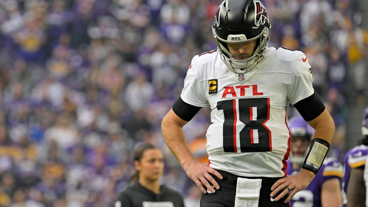 MINNEAPOLIS, MN - DECEMBER 08: Atlanta Falcons quarterback Kirk Cousins (18) takes a breather during a NFL, American Football Herren, USA game between the Minnesota Vikings and Atlanta Falcons on D...