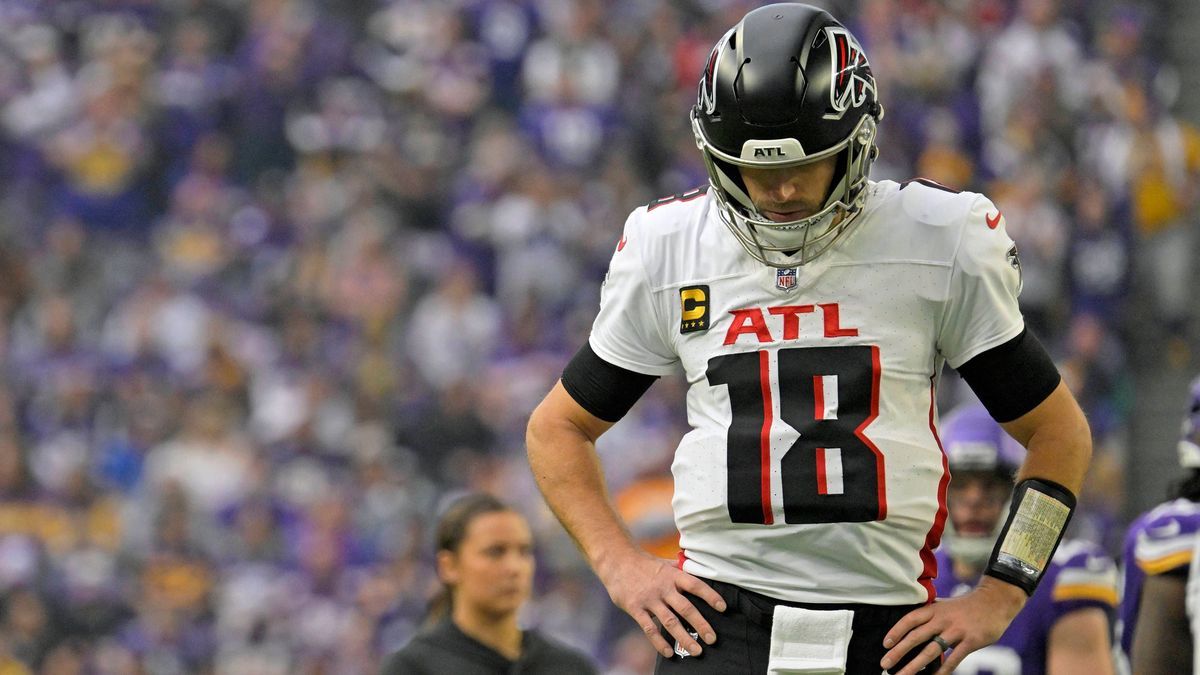 MINNEAPOLIS, MN - DECEMBER 08: Atlanta Falcons quarterback Kirk Cousins (18) takes a breather during a NFL, American Football Herren, USA game between the Minnesota Vikings and Atlanta Falcons on D...