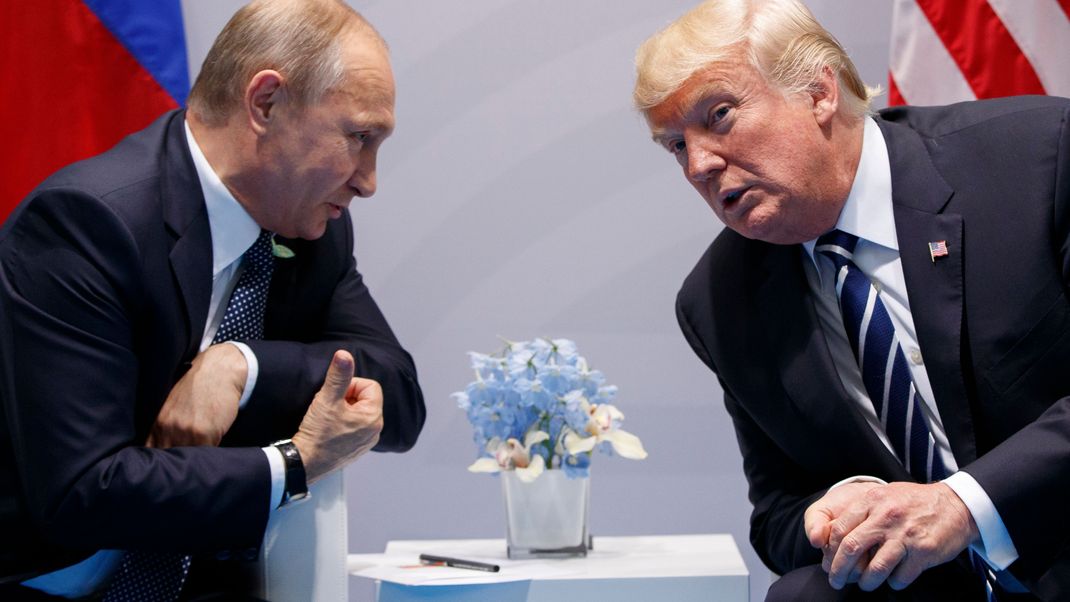 Wladimir Putin (l), Präsident von Russland, und Donald Trump, damals Präsident der USA, unterhalten sich auf dem G20-Gipfel in Hamburg im Jahr 2017.