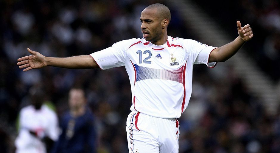 
                <strong>Thierry Henry</strong><br>
                Thierry Henry: Auch seinen Sturmpartner der EM 2000 holt Trezeguet ins Boot. Thierry Henry gewann zusätzlich gemeinsam mit ihm die U-18-Europameisterschaft 1996.
              