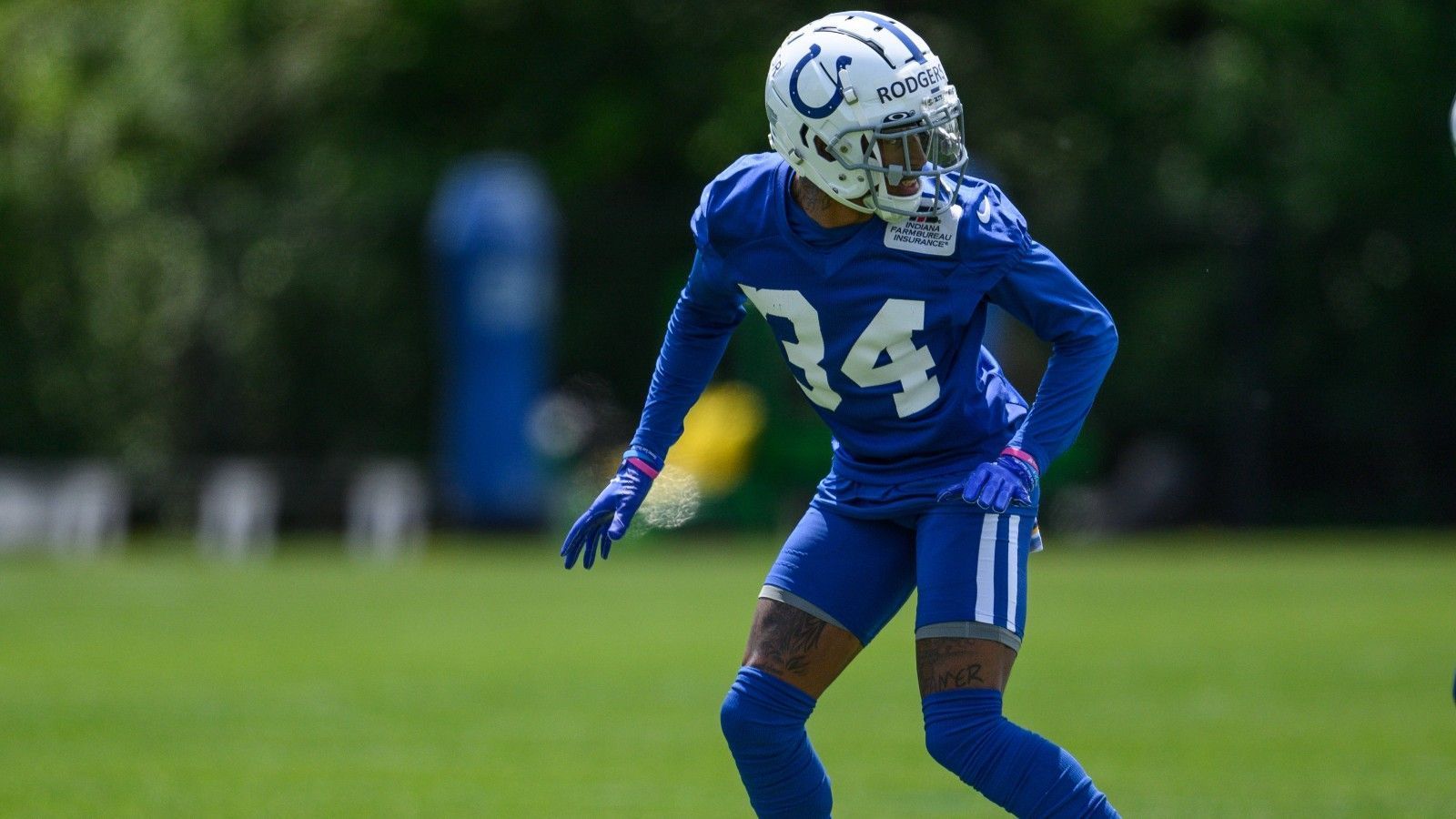 
                <strong>Indianapolis Colts – Isaiah Rodgers wegtraden</strong><br>
                Cornerback Isaiah Rodgers ist der jüngste Delinquent im Zusammenhang mit Wett-Skandalen in der NFL. Er wettete viel Geld, auch auf Spiele seines eigenen Teams. Dafür wird ihn die NFL mindestens ein Jahr aus dem Verkehr ziehen. Und dann? Sein Vertrag geht nominell nur noch bis nächsten Winter. Eine gute Gelegenheit für die im Rebuild befindlichen Colts, noch halbwegs Wert für einen Spieler zu bekommen, der – dafür muss man kein Prophet sein – kein Spiel mehr mit dem Hufeisen auf dem Helm machen wird.
              