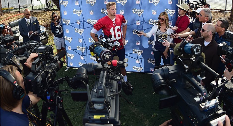 
                <strong>Jared Goff trainiert bei den Rams</strong><br>
                Denn das mediale Interesse an einem Nummer-eins-Pick ist natürlich riesig. Goff stellte sich den Fragen der Journalisten.
              