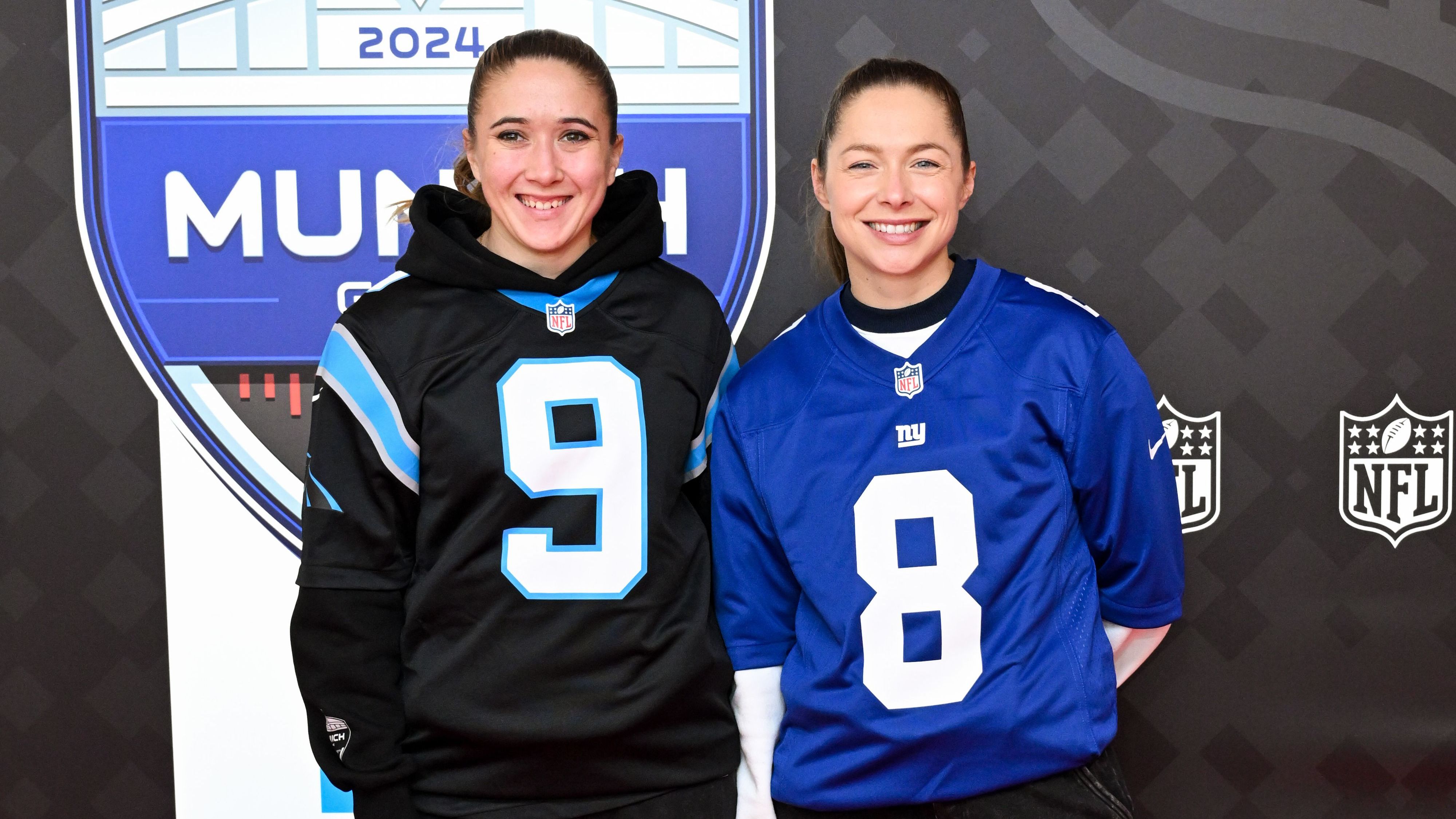 <strong>NFL Munich Game 2024: Diese Stars besuchten das Football-Spektakel</strong><br>Das Tempo der beiden Sprinterinnen <strong>Rebekka Haase</strong> (l.) und <strong>Gina Lückenkemper</strong> hätten die Offenses auch gut gebrauchen können.