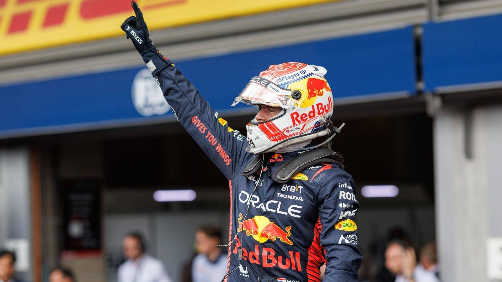 <strong>Gewinner: Max Verstappen</strong><br>Wenn man im Internet ein Synonym für das Wort Dominanz sucht, müsste eigentlich Max Verstappen als Ergebnis erscheinen. Seine Strafversetzung hat ihm absolut nichts ausgemacht, von Rang sechs ging es in Windeseile auf Platz eins. Auch Teamkollege Sergio Perez wurde auf schnellstem Wege distanziert. Mad Max rast dem dritten WM-Titel entgegen, hat bei seinem achten Sieg in Serie sogar Zeit für Spielchen mit seinem Renningenieur.