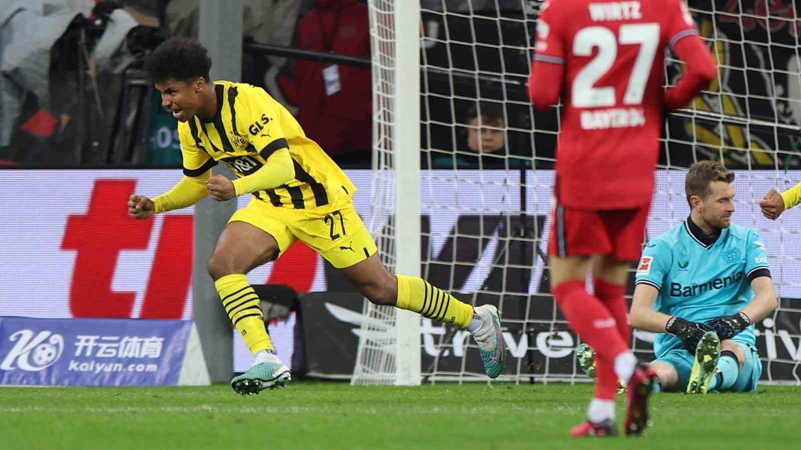 
                <strong>Karim Adeyemi</strong><br>
                Nach verhaltenem Start taucht das BVB-Sorgenkind mehrfach brandgefährlich im Leverkusener Strafraum auf und ist kaum vom Ball zu trennen. Adeyemi überzeugt auch mit einem starken Ballgewinnen wie gegen Wirtz bei einem Bayer-Konter. Beim 1:0 bleibt er eiskalt vor Hradecky, kurz darauf holt sich der Ex-Salzburger nach einem rustikalen Foul an Frimpong Gelb ab. Terzic holt ihn nach 70 Minuten und seinem wohl besten BVB-Spiel runter und bringt Bynoe-Gittens. ran-Note: 2
              