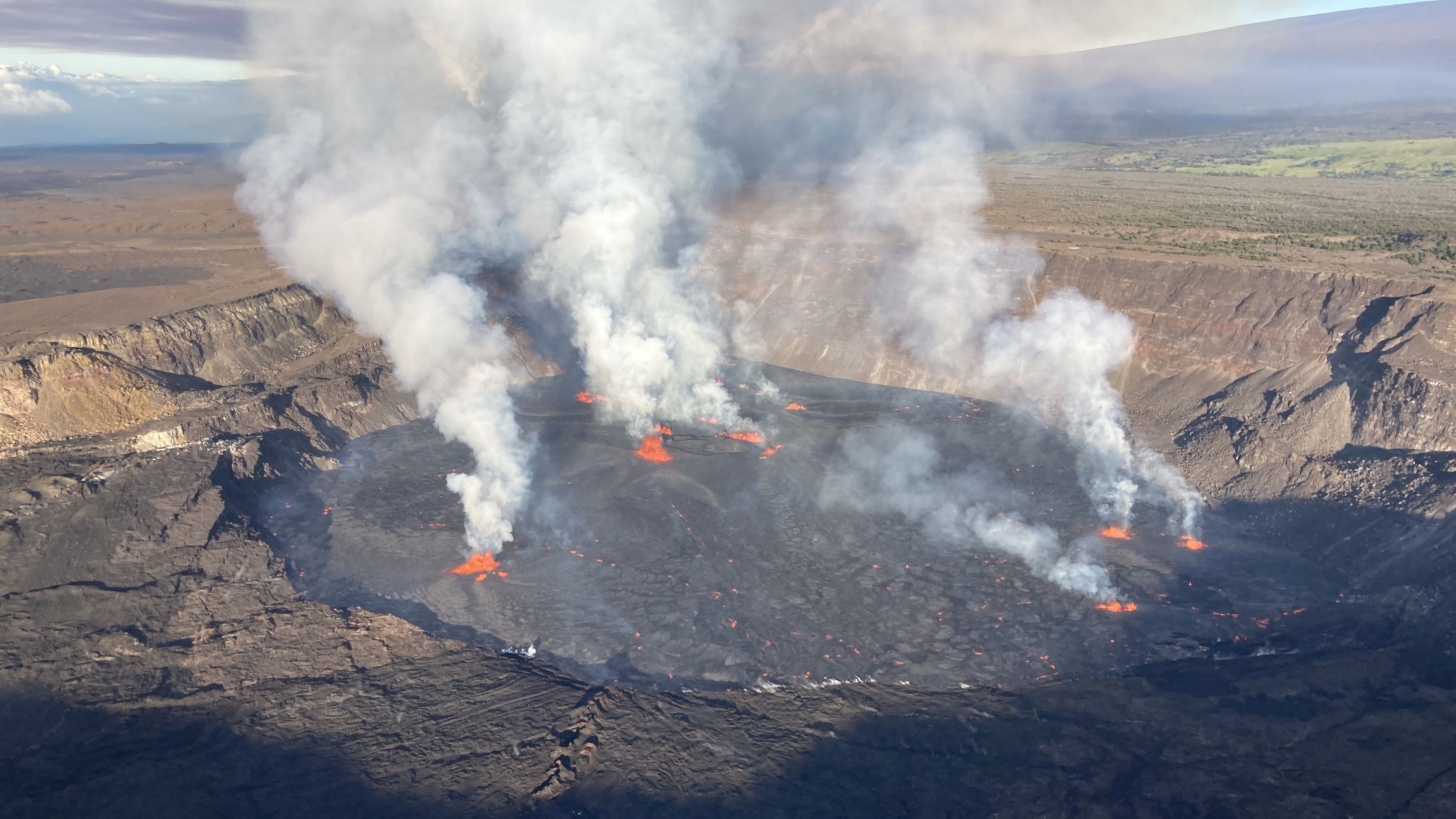 Der hawaiianische "Kilauea" (Kīlauea) ist auf Big Island. Seine Lavaströme fließen teils bis in den Pazifik. Er gehört zu den aktivsten Vulkanen der Welt. Es gibt Helikopter-Flüge, bei denen du ihn aus der Luft bewundern kannst.