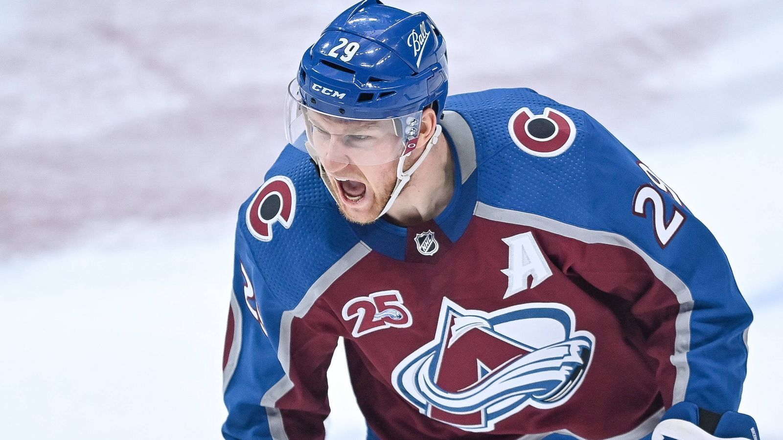 
                <strong>Nathan MacKinnon (Colorado Avalanche)</strong><br>
                Der Center von den Colorado Avalanche ist aktuell der vielleicht zweitbeste Spieler der Welt. Er war in den vergangenen vier Spielzeiten drei Mal Finalist für die Hart Memorial Trophy, die an den wertvollsten Spieler der Liga verliehen wird. In den vergangenen beiden Jahren wurde er jeweils Zweiter. In der Regular Season ist er ein Phänomen, in den Playoffs mit seinem Team aber regelmäßig chancenlos. Seit er im Draft 2013 an erster Stelle ausgewählt wurde, hat Colorado noch nie die zweite Playoff-Runde überstanden. "Wir müssen es hinter uns lassen und weitermachen", sagte MacKinnon vor dem Start der neuen Saison. "Es ist schwer zu spielen, wenn man sieben Monate lang wütend ist. Ich bin auf jeden Fall motiviert."
              