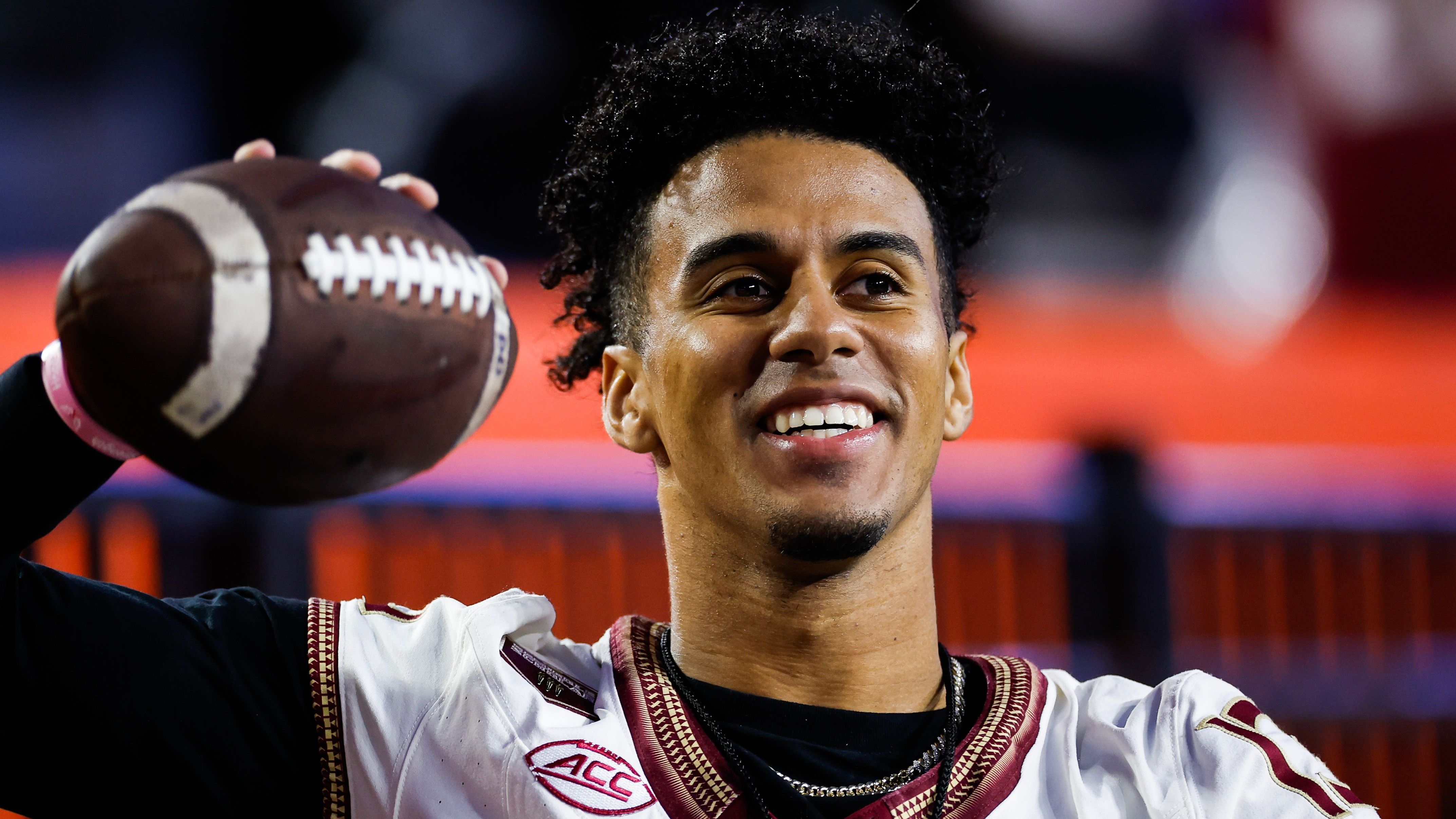 <strong>Platz 8: Jordan Travis (Florida State)</strong><br>Was ihn jedoch so weit runter in den Rankings "fallen" lässt: Mitte November brach er sich gegen Alabama das Bein, dementsprechend konnte er am Combine nur bedingt teilnehmen. Zudem bemängeln Experten seine manchmal nicht vorhandene Umsicht in der Pocket und übereifrige Entscheidungen bei Pässen.