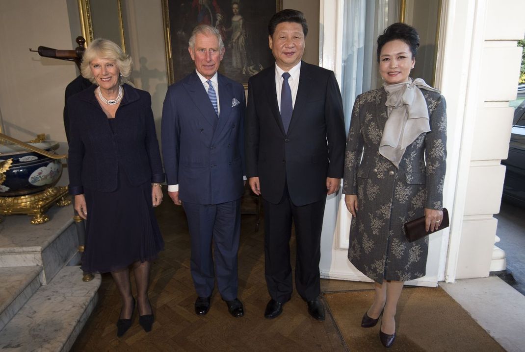 Xi Jinping und seine Frau Peng Liyuan treffen 2015 Prinz Charles, jetzt König Charles III., und seine Frau Camilla.