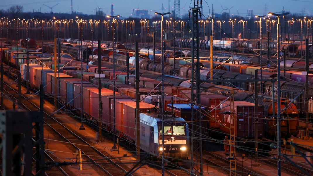 Archivaufnahme vom 28. Januar 2024:: Güterzüge stehen auf dem Gelände des Rangierbahnhofs Maschen in Niedersachsen.