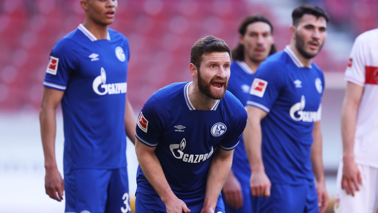 
                <strong>Shkodran Mustafi</strong><br>
                Auch er hatte Endo bei der Ecke zum 0:1 nicht auf dem Schirm. Auch beim 2:0 hätte er noch mit am ehesten eingreifen können. Stabilisierte sich mit seiner Abwehrreihe nach der Pause, aber das kann die unterirdische Leistung in der ersten Halbzeit auch nicht mehr gerade biegen. ran-Note: 6
              