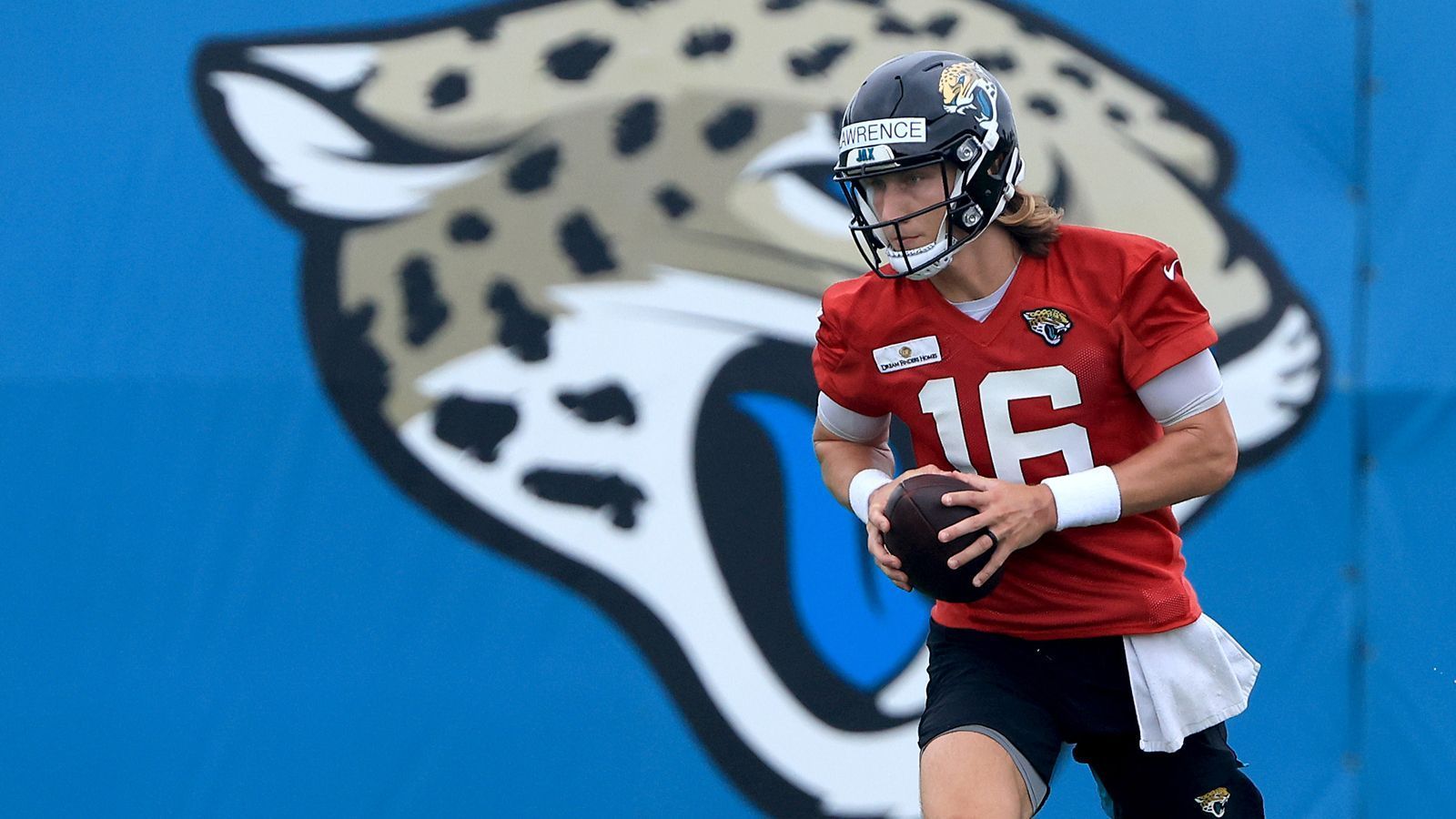 
                <strong>Jacksonville Jaguars: Details zum Millionen-Vertrag von Trevor Lawrence</strong><br>
                Doch natürlich wird bei den Verträgen auch verhandelt, dabei geht es nicht um die Höhe des Gehalts, sondern um Rahmenbedingungen. Bei Lawrence wurde laut "ESPN" zum Beispiel festgelegt, dass der Signing Bonus innerhalb von 15 Arbeitstagen gezahlt wird. Komplett, in voller Höhe, versteht sich.
              