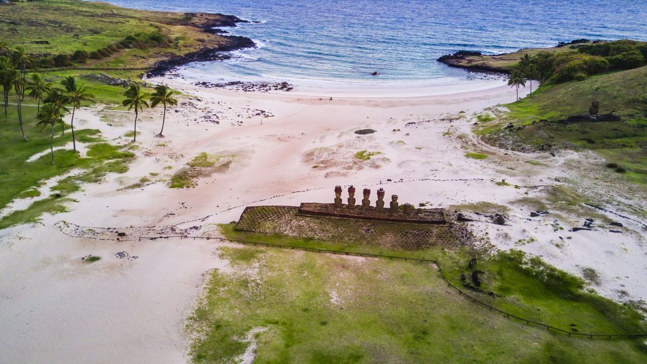 2. Einen Strandtag in Anakena einlegen. In die rund 500 Meter lange Bucht an der Nordküste schmiegt sich ein weißer Sandstrand. Er gilt als einer der schönsten Strände der Südsee. Und wer durchs türkisblaue Wasser schwimmt, trifft auf Goldfische. Hier soll der Legende nach der polynesische König Hotu Matua gelandet sein und eine Siedlung gegründet haben.