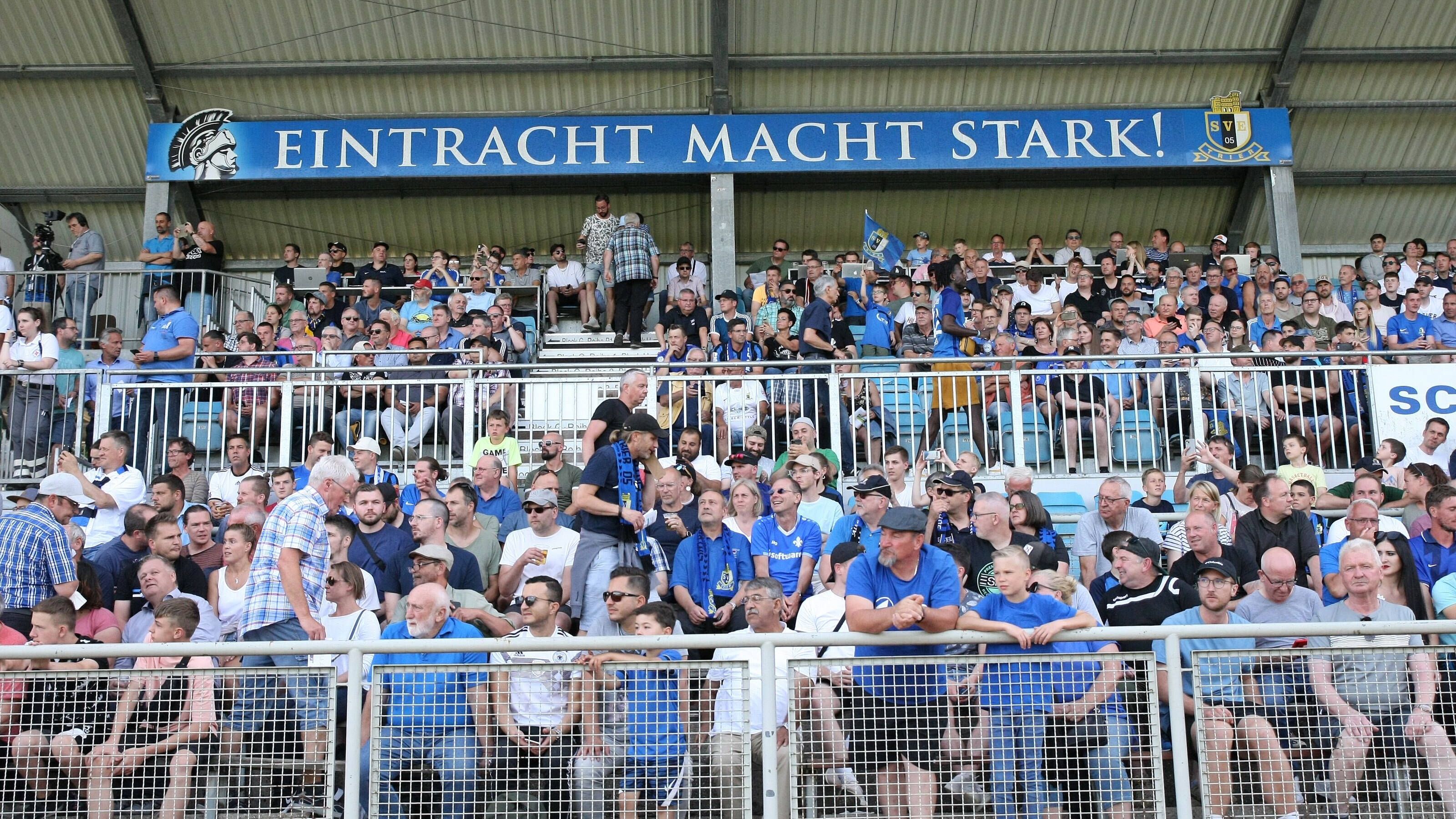 <strong>DFB-Pokal-Halbfinale in Trier<br></strong>Die Anfrage vom DFB an den SV Eintracht kam demnach am Ostersonntag. "Man habe mit dem Relegationsspiel gegen die Stuttgarter Kickers in jüngerer Vergangenheit bewiesen, dass die Stadt Trier und der Verein Eintracht Trier fähig sind, in kürzester Zeit ein ausverkauftes Spiel zu organisieren", heißt es in der Pressemitteilung des Oberligisten.