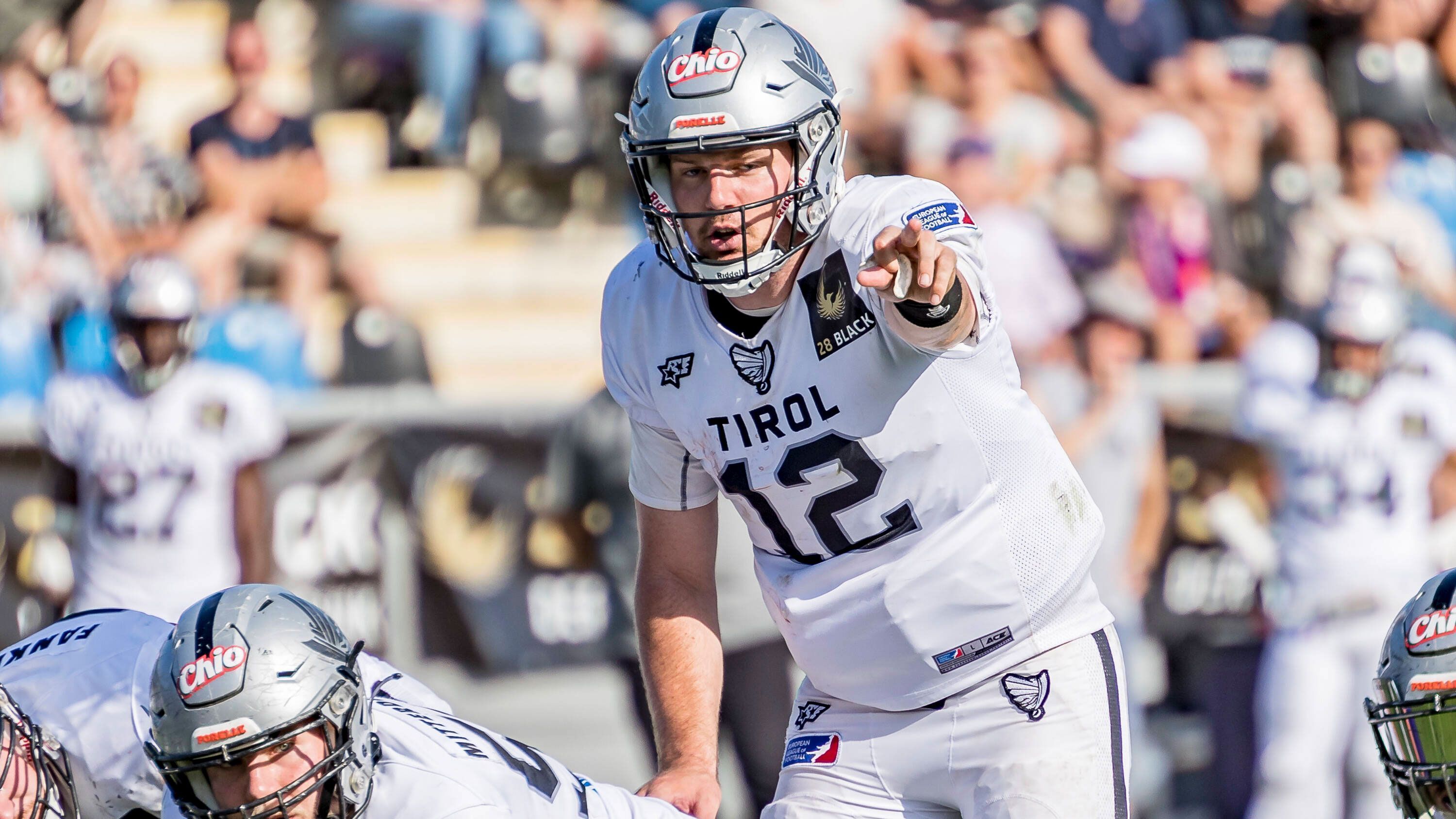 
                <strong>Platz 2: Raiders Tirol</strong><br>
                Die Tiroler stellen mit 418 Punkten die zweitbeste Offensive der Liga. In Sean Shelton verfügen sie über einen ausgezeichneten Quarterback, der mit 3135 Passing Yards der zweiteffektivste Passgeber der Liga ist. Defensive End Niklas Gustav zählt zudem mit zehn Sacks zu den Top 5 der Liga. Das Problem ist nur: Mit dem Auswärtsspiel bei den Hamburg Sea Devils steht ihnen im Halbfinale die schwerstmögliche Aufgabe bevor.
              