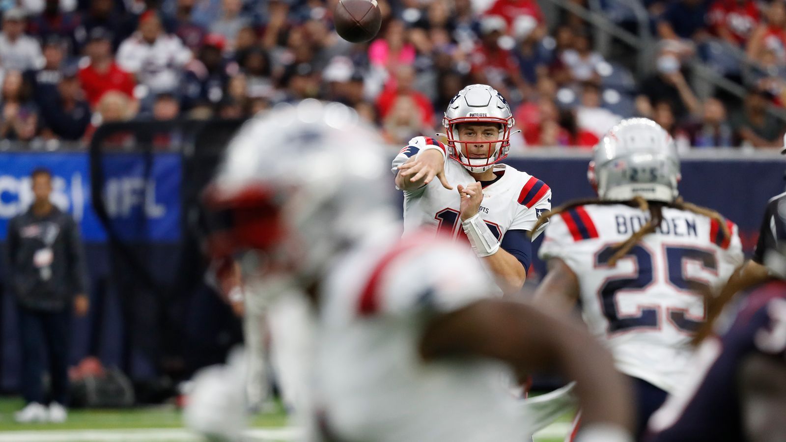 
                <strong>Draft-Pick 21: New England Patriots</strong><br>
                &#x2022; Saison-Bilanz: 10-7<br>&#x2022; Strength of Schedule: 0,481 -<br>&#x2022; Aus in den Wild Card Playoffs<br>
              