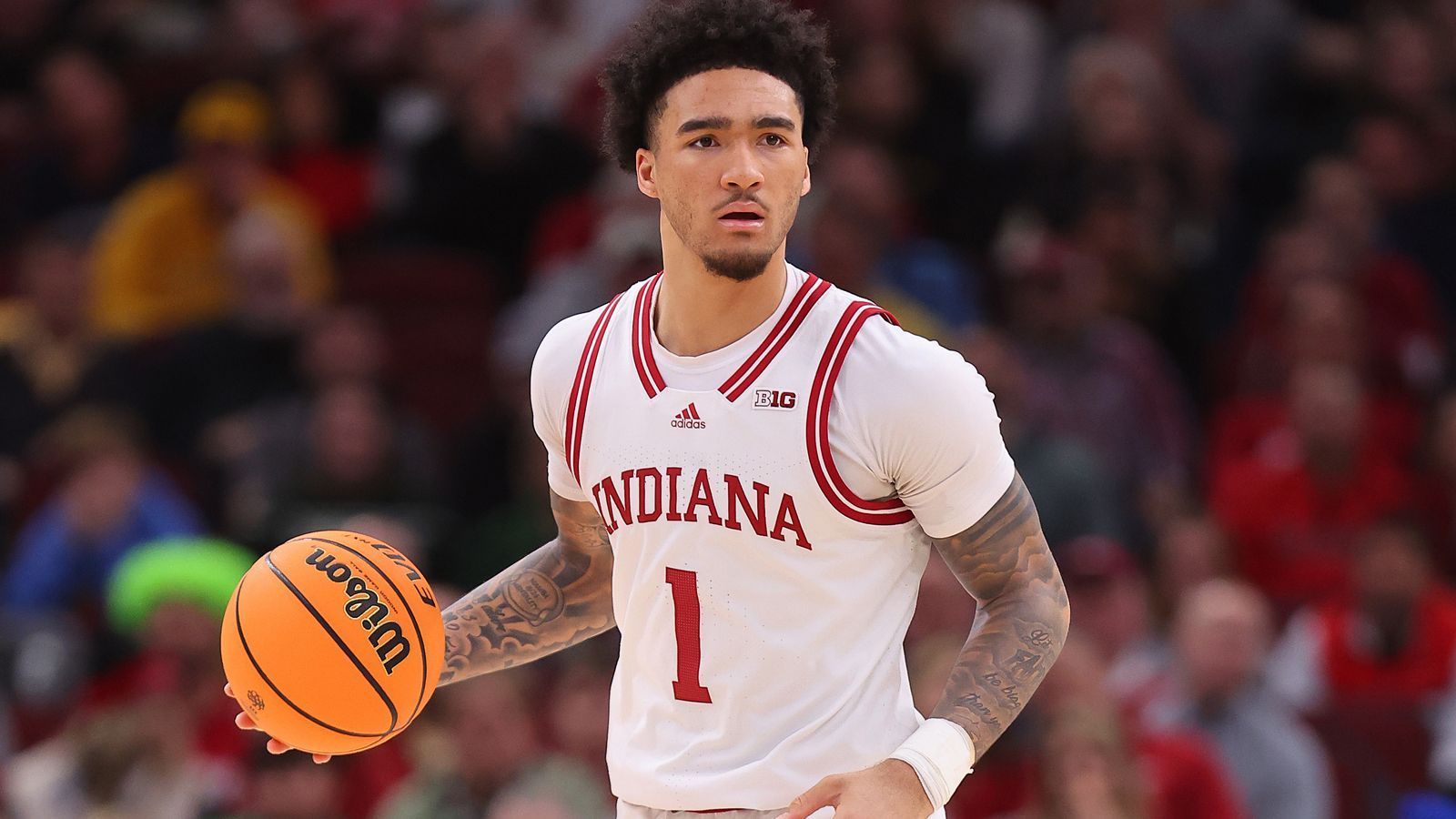 
                <strong>16. Pick: UTAH JAZZ  Jalen Hood-Schifino (Guard, Indiana, 19. Juni 2003) </strong><br>
                Stats 22/23: 13,5 Punkte, 4,1 Rebounds, 3,7 Assists, Quoten: 42/33/78 (32 Spiele)Die Jazz können in erster Linie Defense und mehr Tiefe im Backcourt gebrauchen. An Position 9 adressierten sie die erste Baustelle mit Walker, nun kommt Hood-Schifino, der bisher ebenfalls vor allem defensiv überzeugt. Er ist groß genug für den Flügel und ein starker Verteidiger am Ball. Offensiv zeigte er gute Ansätze im Pick'n'Roll und kann ebenfalls mehrere Positionen spielen, er muss jedoch an seinem Scoring arbeiten, sowohl von draußen als auch in Korbnähe.
              