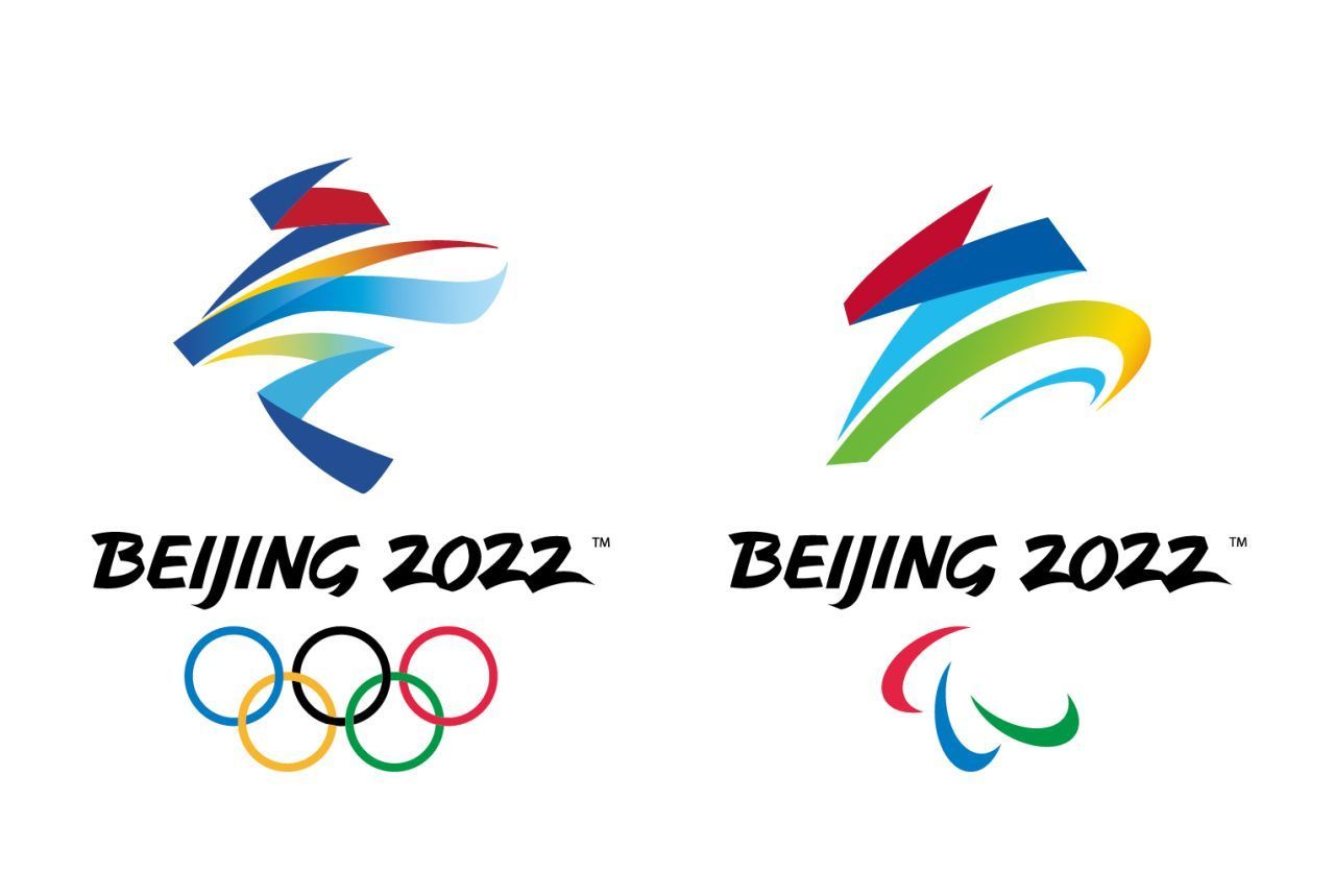 Das Logo: Das Emblem trägt den Namen "Leaps", zu deutsch: Sprünge (rechts im Bild). Der Designer Lin Cunzhen hat hierfür das chinesische Schriftzeichen für "fliegen" abgewandelt. Es zeigt einen Athleten im Rollstuhl, der eine Ziellinie anvisiert. Es soll darstellen, zu welchen Höchstleistungen Menschen mit Handicap fähig sind und wie sie damit die Welt inspirieren können. Lin Cunzhen entwarf auch das Logo für die Olympischen 