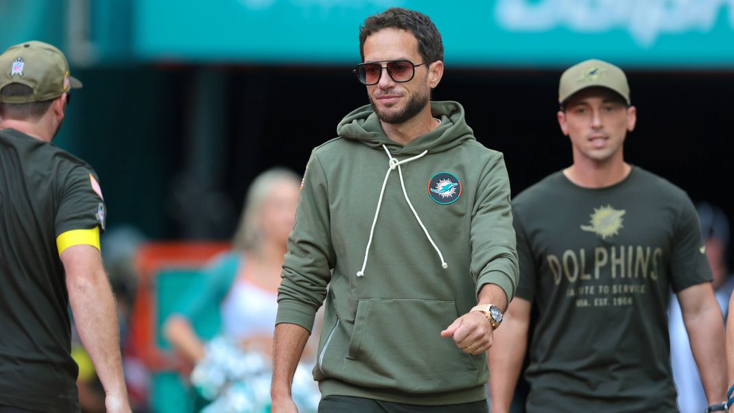 NFL, American Football Herren, USA Buffalo Bills at Miami Dolphins Nov 9, 2025 Miami Gardens, Florida, USA Miami Dolphins head coach Mike McDaniel before a game against the Buffalo Bills at Hard Rock Stadium. Miami Gardens Hard Rock Stadium Florida USA, EDITORIAL USE ONLY PUBLICATIONxINxGERxSUIxAUTxONLY Copyright: xSamxNavarrox 20251103_jhp_na2_0675