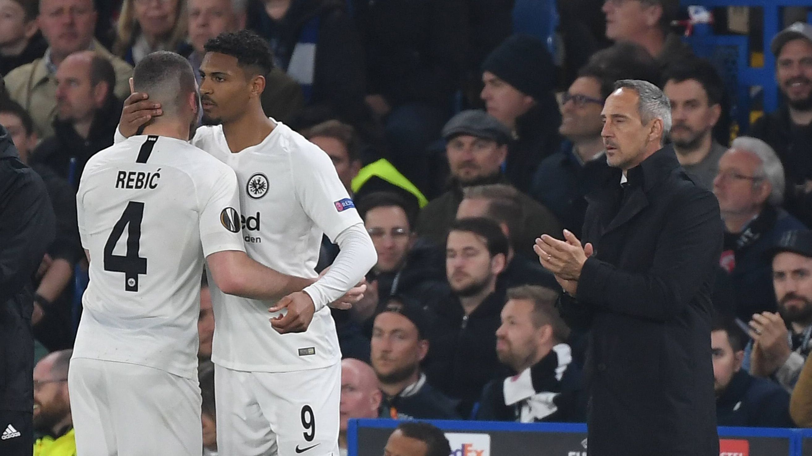 
                <strong>Sebastien Haller (Stürmer)</strong><br>
                Kommt in der 93. Minute für Rebic. Muss in der neunten Minute der Verlängerung das 2:1 für Frankfurt machen, doch Haller trifft den Ball aus kürzester Distanz nicht richtig. Auch danach hat der Franzose Pech als sein Kopfball auf der Linie geklärt wird. ran-Note: 2
              