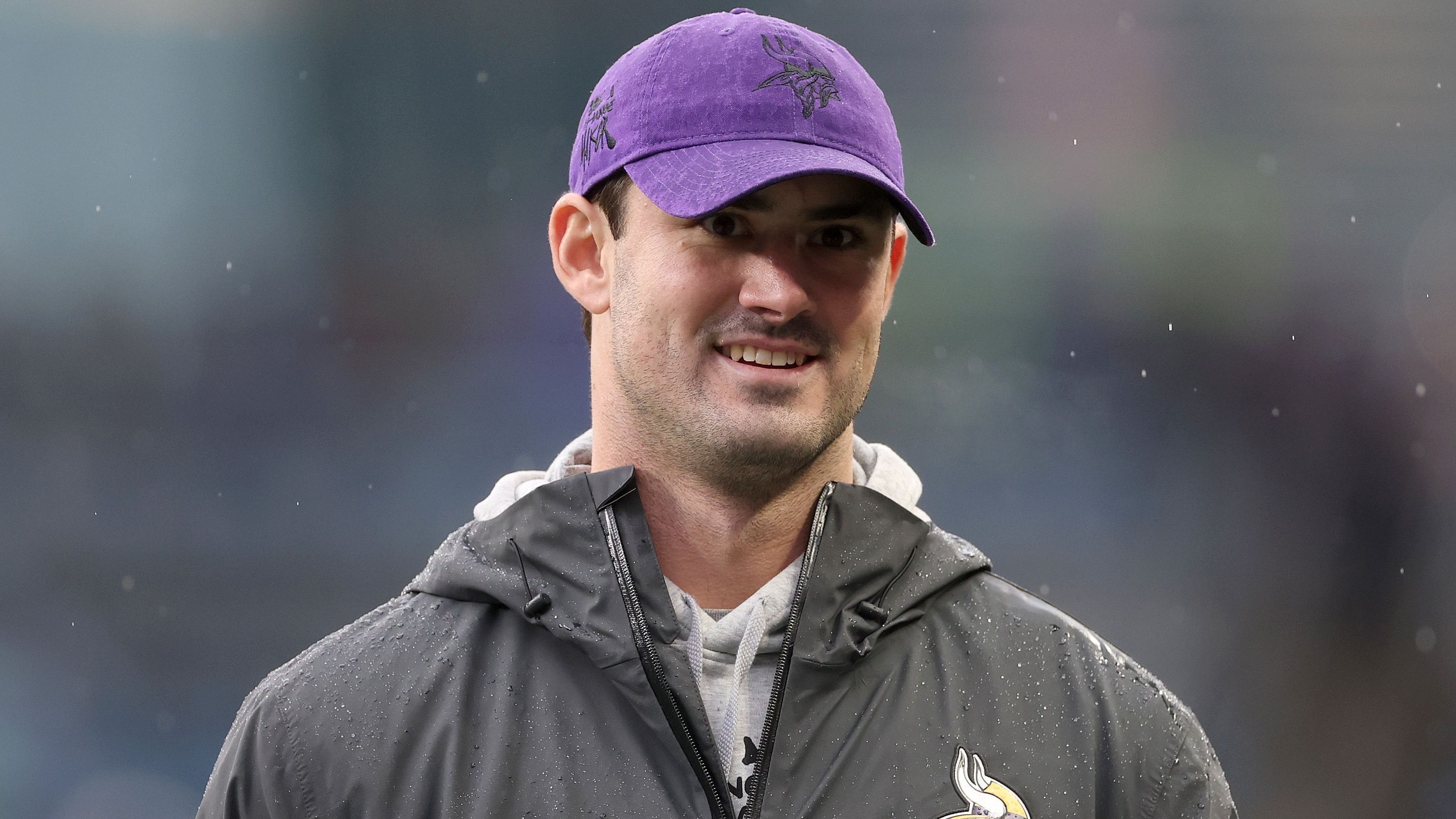 <strong>Minnesota Vikings<br></strong>Pünktlich zu den Playoffs haben die Minnesota Vikings Quarterback Daniel Jones vom Practice Squad in den aktiven Kader geholt. Zwar ist Sam Darnold für das Spiel bei den Los Angeles Rams unangefochtener Starter, aber der einzige Quarterback im Kader, der einen Playoff-Sieg vorweisen kann, ist Jones.<br>• Starter: Sam Darnold<br>• Backups: Daniel Jones (im Bild), Nick Mullens<br>• IR: J.J. McCarthy