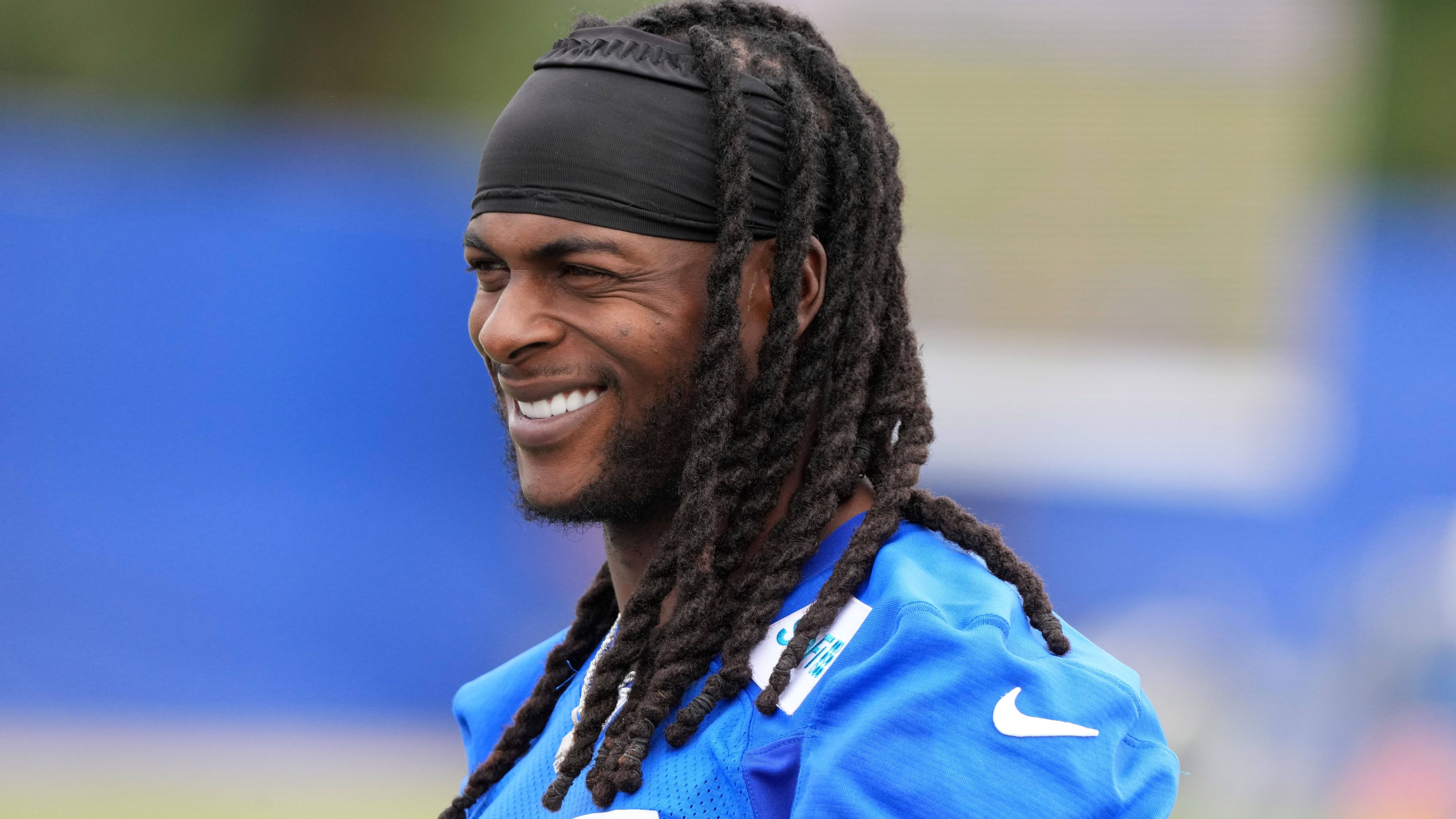 <strong>Los Angeles Rams: Davante Adams zu altem Glanz verhelfen</strong><br>Die Verpflichtung von Davante Adams könnte für die Rams ein echter Coup gewesen sein. Zwar ist er nicht mehr so dominant wie einst, aber das muss er in einem Team mit Puka Nacua auch gar nicht sein. Mit Quarterback Matthew Stafford hat er einen verlässlichen Zulieferer - sofern sie in den Trainings eine Chemie aufbauen können.