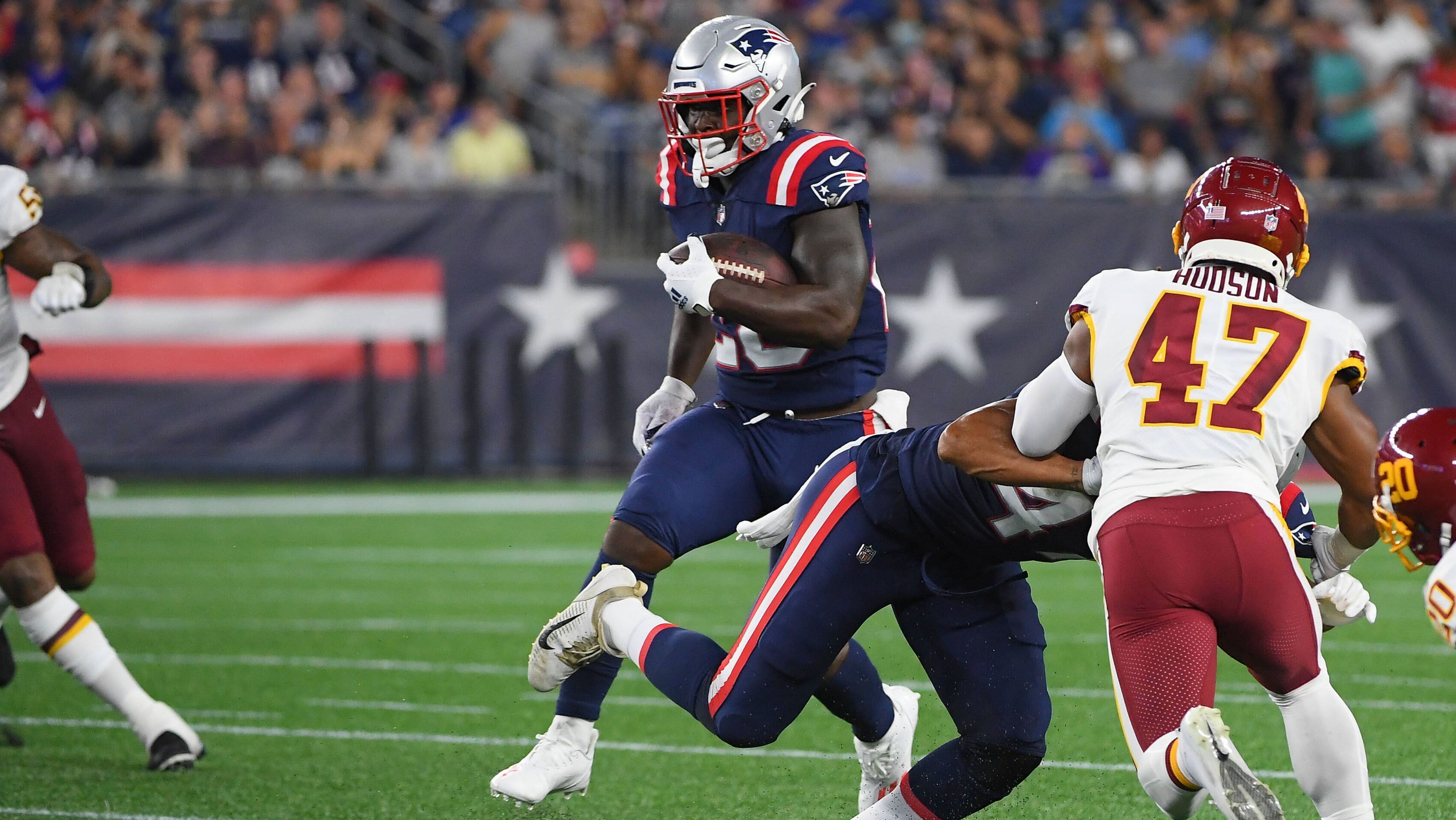 
                <strong>Sony Michel</strong><br>
                Michels Leistungen während der beiden Preseason-Spiele dürften ihm und seinen Fans Mut machen: Mit sechs Läufen über insgesamt 26 Yards verbucht er gegen Washington die zweitbeste Running-Back-Statistik auf Seiten der Patriots, gegen die Eagles erzielt Michel sogar 34 Yards über sieben Läufe. Auch als "Receiving Back" weiß der 26-Jährige zu überzeugen: Mit vier Fängen über 37 Yards belegt Michel gegen Philadelphia in der teaminternen Fang-Statistik Platz 3.
              