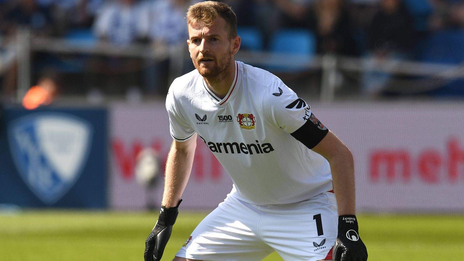 <strong>Bayer 04 Leverkusen: Lukas Hradecky</strong><br>
                Torhüter Lukas Hradecky wird auch 2024/25 Kapitän der "Werkself" bleiben. In der zurückliegenden Saison feierte er mit Leverkusen das Double aus DFB-Pokal und Meisterschaft.&nbsp;