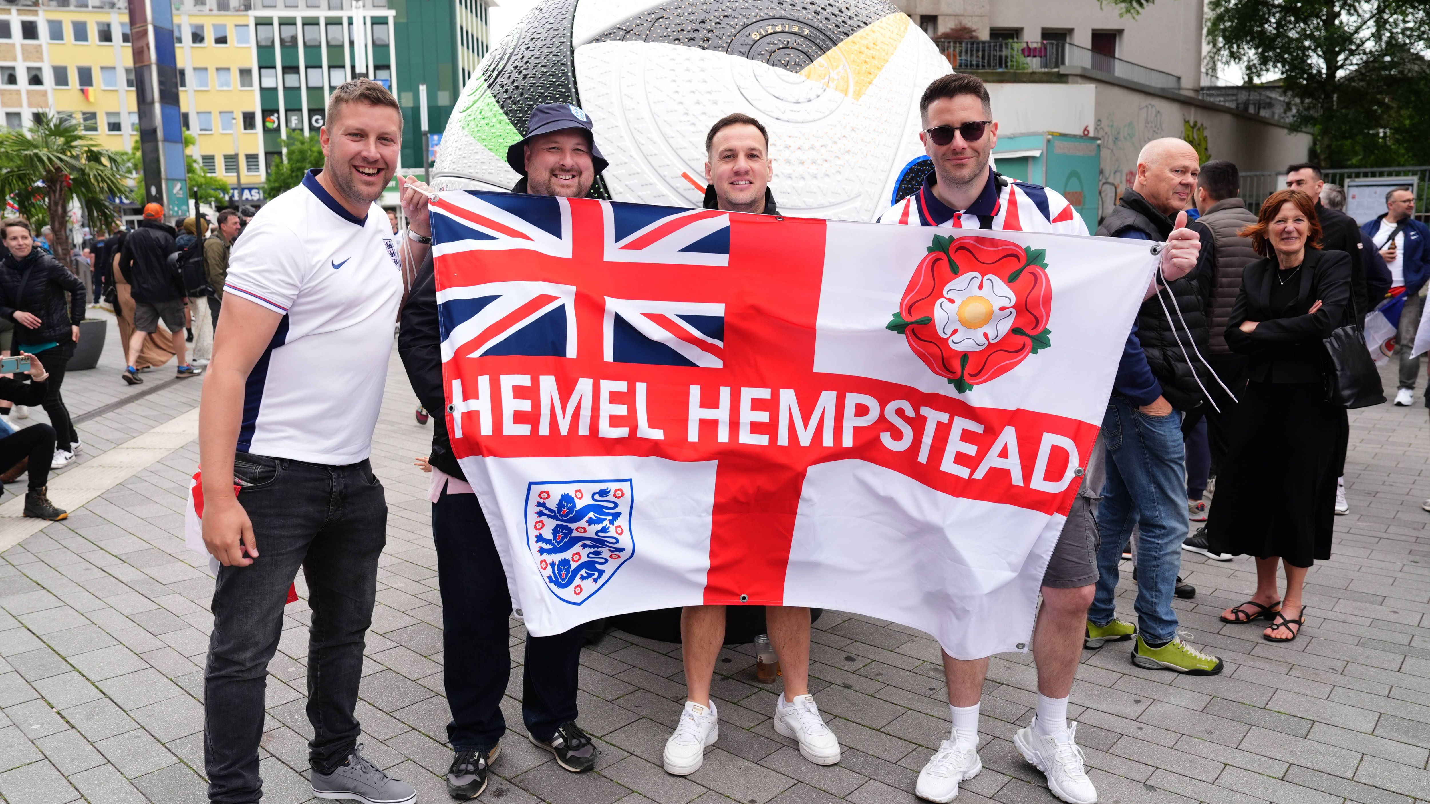 <strong>Three Lions auf dem Vormarsch</strong><br>In der Zwischenzeit bereiten sich Englands Fans schon einmal auf ihr Spiel am Abend gegen Serbien vor.