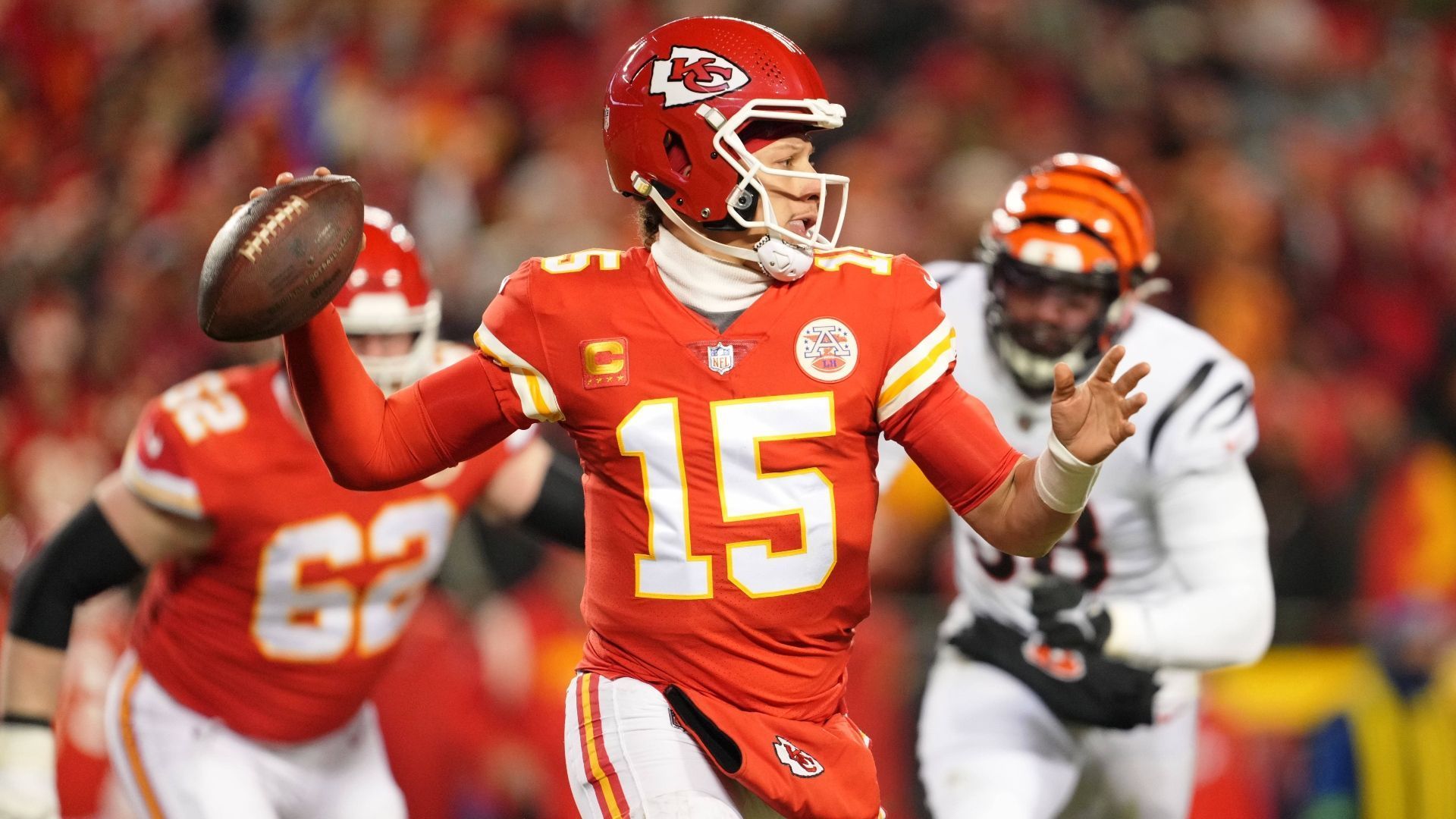 
                <strong>Patrick Mahomes ist wieder im Vollbesitz seiner Kräfte</strong><br>
                Ein wichtiger Adressat dieser Tipps ist Patrick Mahomes. Der Quarterback hat erst vor Kurzem wieder erklärt, wie eng er mit Reid bei der Kreation von Spielzügen zusammenarbeitet. Dass er auf dem Feld in der Lage ist, diese auch umzusetzen und je nach Situation auch anpassen zu können, hat Mahomes auch in dieser Saison mehr als einmal unter Beweis gestellt. Dazu kommt, dass er im Gegensatz zum Spiel gegen die Bengals seine Knöchelverletzung wohl komplett ausgeheilt und mittlerweile wieder im Vollbesitz seiner Kräfte ist.
              
