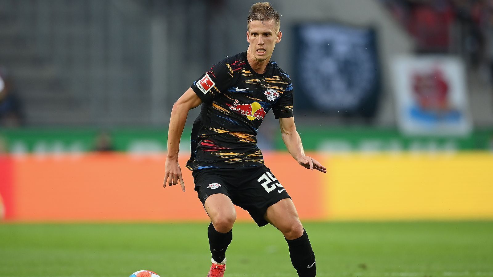 
                <strong>Dani Olmo (RB Leipzig)</strong><br>
                Mit dem derzeitigen Leipziger Dani Olmo will Xavi wohl ein früheres Barca-Talent zurück an seine alte Wirkungsstätte holen. Bevor Olmo im Sommer 2014 zu Dinamo Zagreb wechselte, wurde der Spanier in Barcelonas Nachwuchsakademie La Masia ausgebildet. Mittlerweile hat sich der 23-Jährige zum Nationalspieler Spaniens entwickelt. Olmos Vertrag in Leipzig läuft noch bis 2024. Also ist auch bei dieser Personalie fraglich, ob sich Barcelona einen so mutmaßlich kostspieligen Transfer überhaupt leisten kann. Zuletzt berichtete die "Sport Bild", dass Barcelona auf eine Leihe mit Kaufpflicht hoffe und so schon im Januar 2022 eine Olmo-Rückkehr fixieren möchte.
              