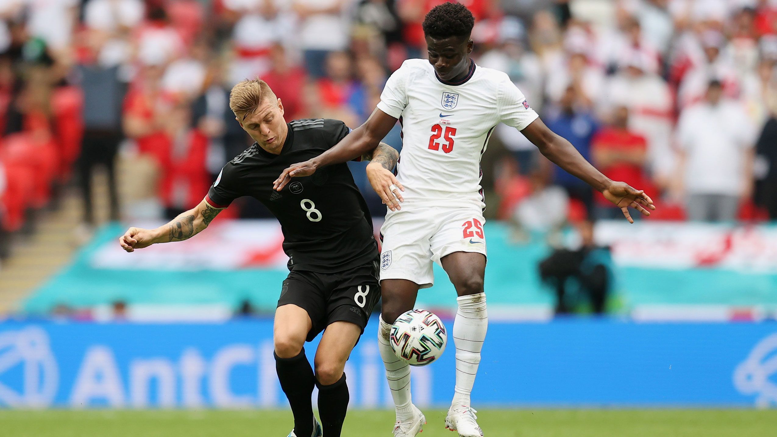 
                <strong>Bukayo Saka (England)</strong><br>
                Holt clever einen Freistoß raus, auffälligster englischer Offensivspieler nach etwa zehn Minuten, macht immer wieder über rechts Dampf. Bleibt aber, wie seine Nebenmänner, blass. Mit fortschreitender Spielzeit bessert sich das nicht. Macht nach 69 Minuten Platz für Jack Grealish. ran-Note: 4
              