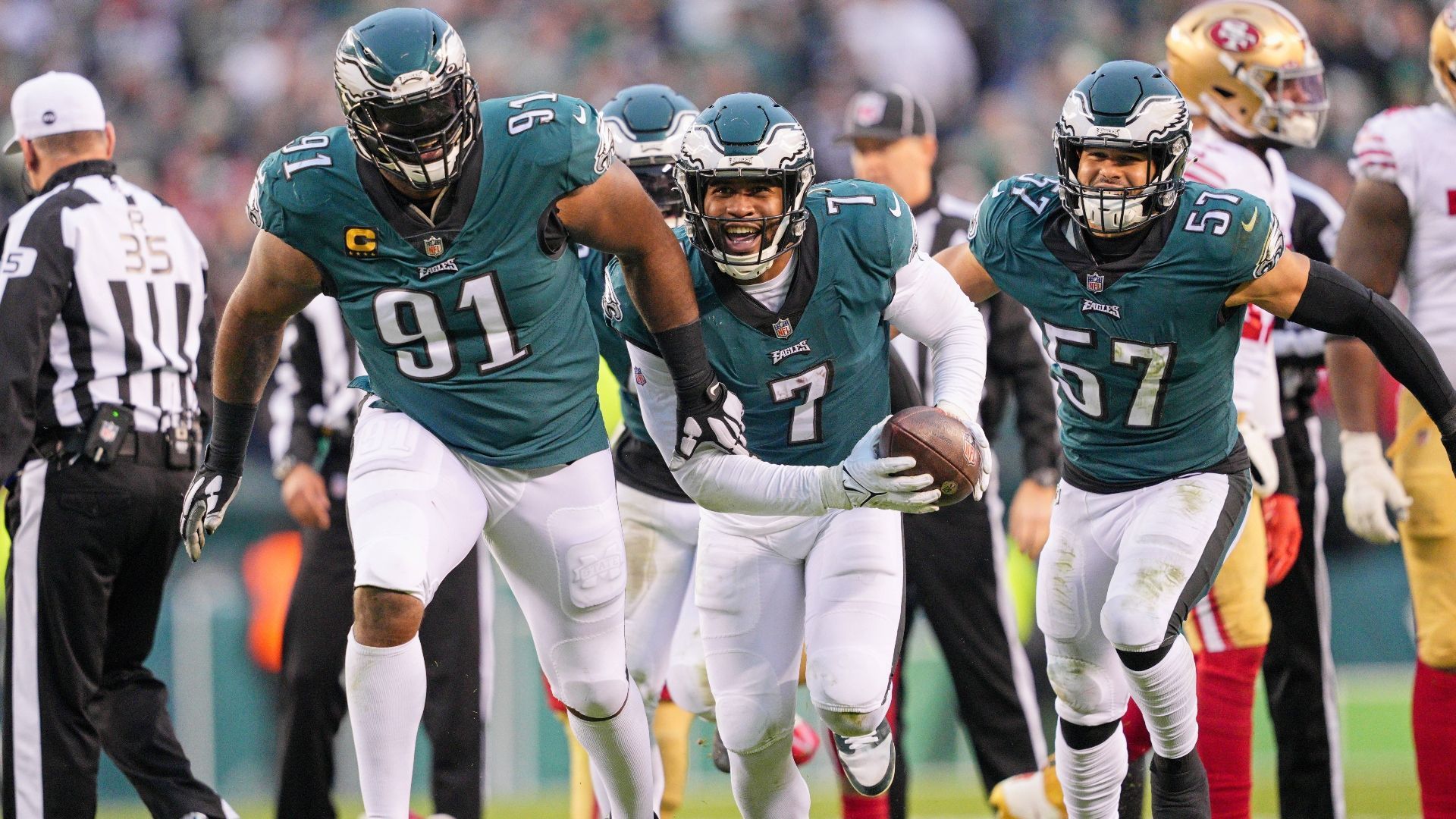 
                <strong>Super Bowl 2023: Das spricht für die Eagles</strong><br>
                Die Philadelphia Eagles gehen als leichte Favoriten in den Super Bowl 2023 (Sonntag ab 22:25 Uhr live auf ProSieben, Joyn und ran.de) gegen die Kansas City Chiefs. Das liegt an Quarterback Jalen Hurts und der Defensive Line der Eagles – aber nicht nur. ran nennt die Gründe für einen Triumph von Philly am Sonntag.
              