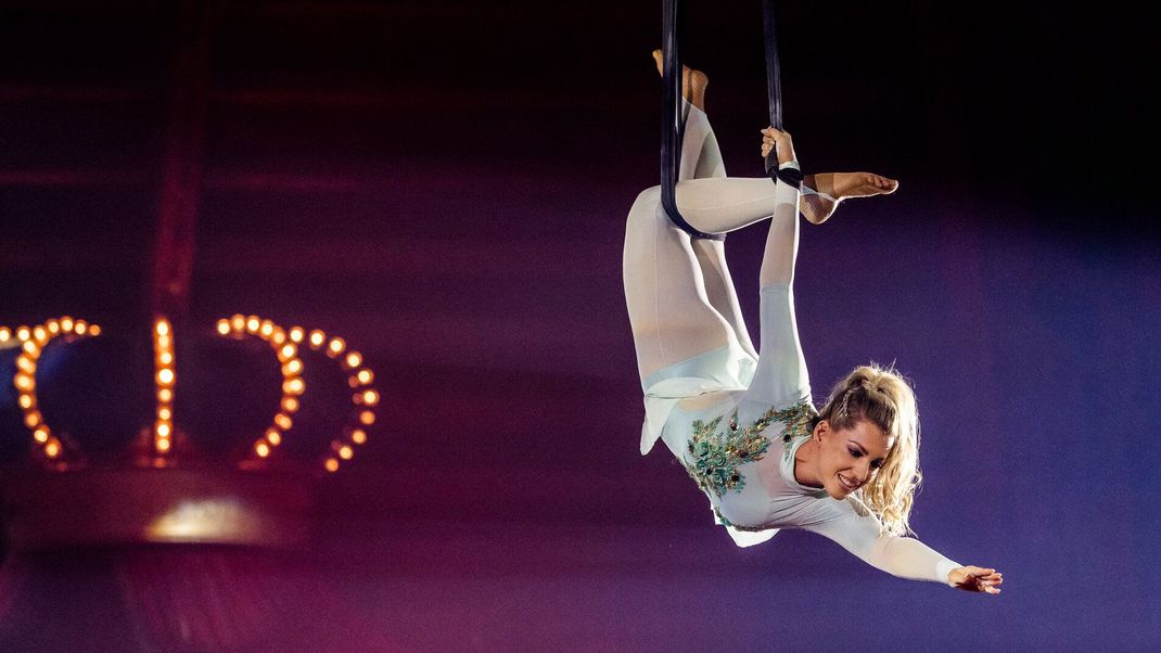 Sarah Harrison segelt bei "Stars in der Manege" durch die Lüfte.