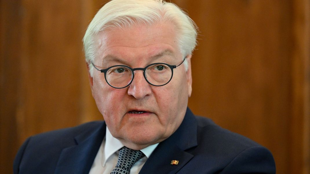 Steinmeier verurteilt die gewaltsamen Angriffe auf Politiker:innen von SPD und Grünen und ruft zur parteiübergreifenden Solidarität für den Schutz der Demokratie auf.