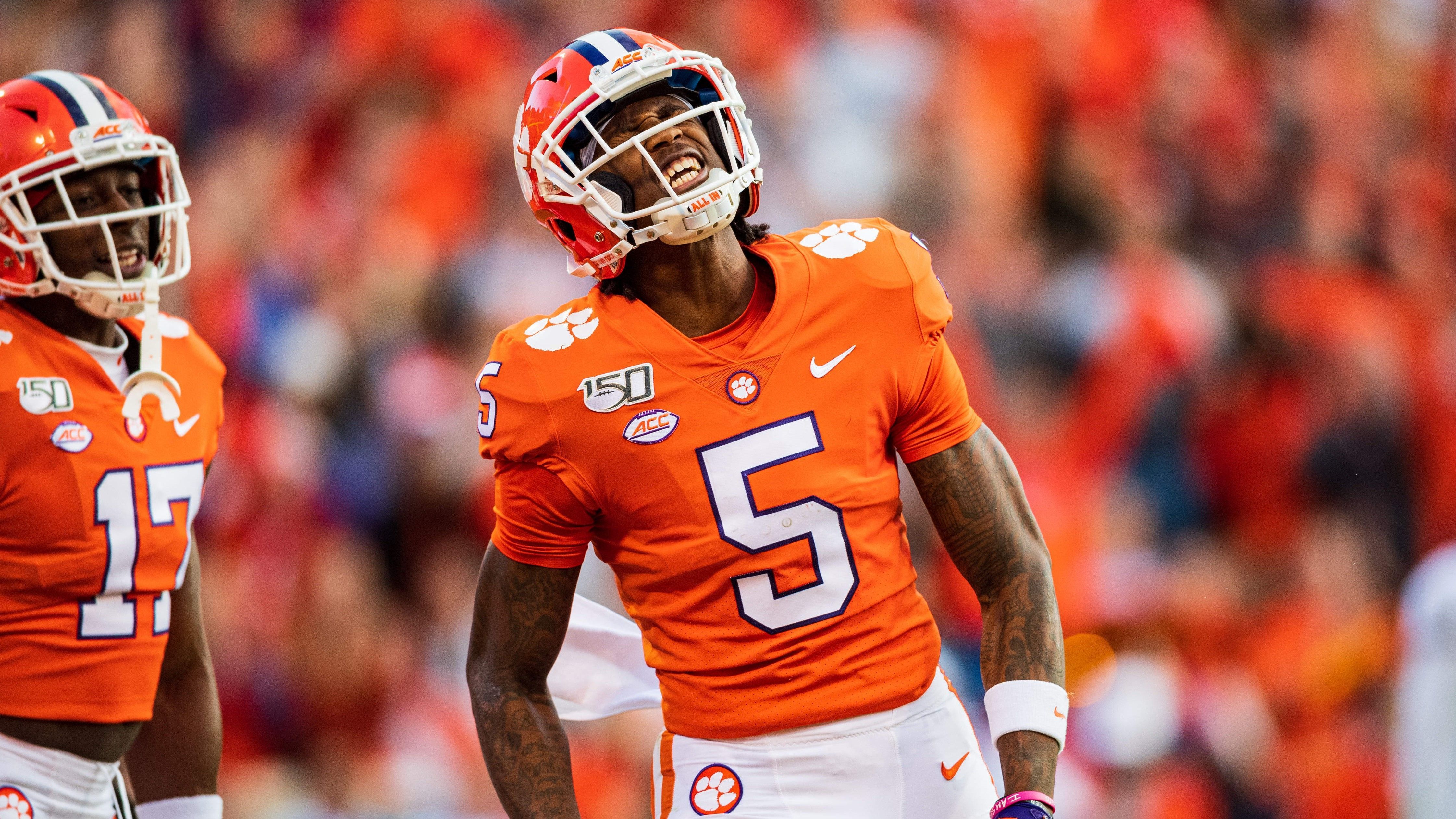
                <strong>Tee Higgins (Clemson)</strong><br>
                Eine Verletzung am rechten Sprunggelenk, die im vergangenen Frühjahr operiert werden musste, hat bei Clemsons Wide Receiver Tee Higgins zu einer Einschränkung im Bewegungsapparat geführt. Nichtsdestotrotz arrangiert er sich schon eine ganze Weile ganz gut damit. Als Junior konnte er Karriererekorde von 1.167 gerannten Yards, 13 Touchdowns und 59 Catches für sich verzeichnen. Langfristige Bedenken der NFL-Teams könnten also in die Berechnungen mit dem Spieler einfließen. Laut den NFL-Insidern Tom Pelissero und Ian Rapoport erscheint es jedoch unwahrscheinlich, dass dies einen großen Einfluss auf Higgins Draft-Status haben wird.
              