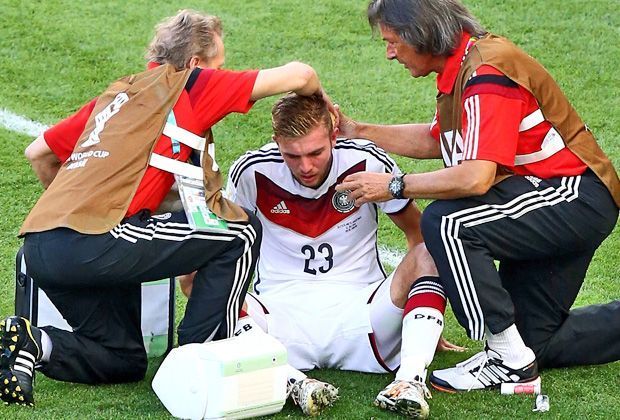 
                <strong>Christoph Kramer</strong><br>
                Was für ein Tag für den jungen Mann! Rückte erst unmittelbar vor dem Anpfiff für den verletzten Khedira in die Mannschaft, machte seine Sache eine halbe Stunde lang richtig gut - und musste dann nach einem harten Check von Garay ausgeknockt wieder vom Feld. Note: Weltmeister!
              