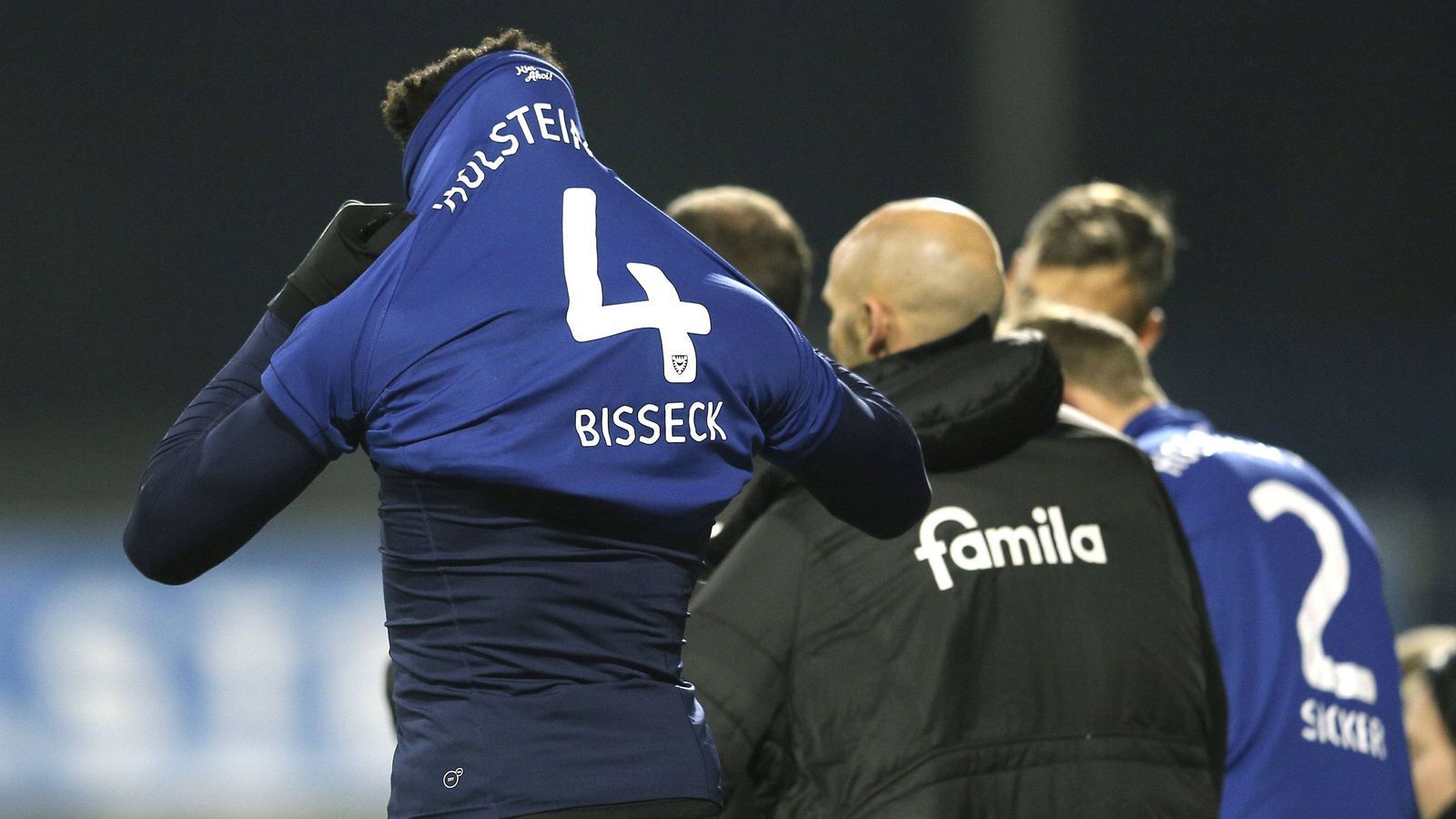 
                <strong>Holstein Kiel (5. Platz, 30 Punkte)</strong><br>
                Transfers: Die Kieler setzen in der Rückrunde noch einmal auf drei Leihzugänge. Die beiden 18-jährigen Talente Yann Aurel Bisseck (Innenverteidiger, 1. FC Köln) und Franck Evina (Linksaußen, Bayern München II) kommen bis 2020, Gladbachs Laszlo Benes bis Saisonende an die Förde. Zudem verstärkt Patrick Kammerbauer die KSV Holstein. In Linksaußen Steven Lewerenz, Mittelfeldspieler Dominic Peitz, Außenverteidiger Patrick Herrmann und Stürmer Benjamin Girth haben vier Spieler, die kaum Einsätze bekamen, Kiel verlassen.Erstes Spiel 2019: 1. FC Heidenheim (Auswärts, Mittwoch, 20:30 Uhr)
              