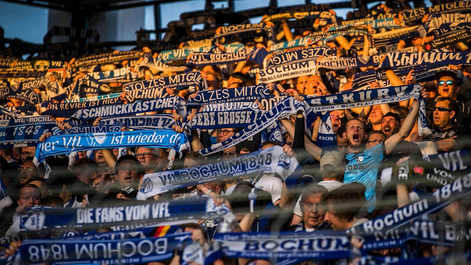 
                <strong>Platz 10: VfL Bochum</strong><br>
                &#x2022; Verkaufte Dauerkarten: 18.000<br>&#x2022; Angebotene Dauerkarten: 18.000<br>
              