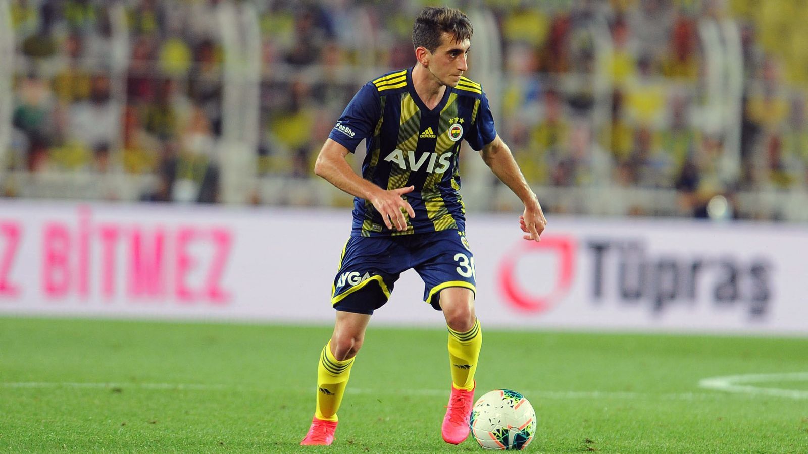 
                <strong>Ömer Beyaz (Fenerbahce Istanbul)</strong><br>
                17 Jahre jung ist das Fenerbahce-Juwel Ömer Beyaz - und dennoch gehörten dem Teenager zuletzt viele Schlagzeilen am Bosporus. Immerhin läuft der Vertrag von Beyaz am Saisonende aus und es gab Berichte, wonach ein Wechsel im Sommer zu Schalke feststehen soll. Daraufhin wurde Beyaz' Berater Mehmet Eser in türkischen Medien zitiert, dass der VfB Stuttgart sich im Werben um das Fener-Talent durchgesetzt habe. Später dementierten sowohl der Berater als auch der VfB dies vehement. So ist die sportliche Zukunft des bislang acht Mal in Pflichtspielen eingesetzten Beyaz immer noch offen. Zumindest ein Abschied von Fenerbahce ist beschlossene Sache. Laut Sportdirektor Emre Belözoglu hat Mittelfeldspieler Beyaz eine Vertragsverlängerung bereits abgelehnt. Als mögliche Interessenten wurden in den zurückliegenden Monaten unter anderem Dortmund, Hoffenheim, Barcelona und Manchester United genannt. 
              