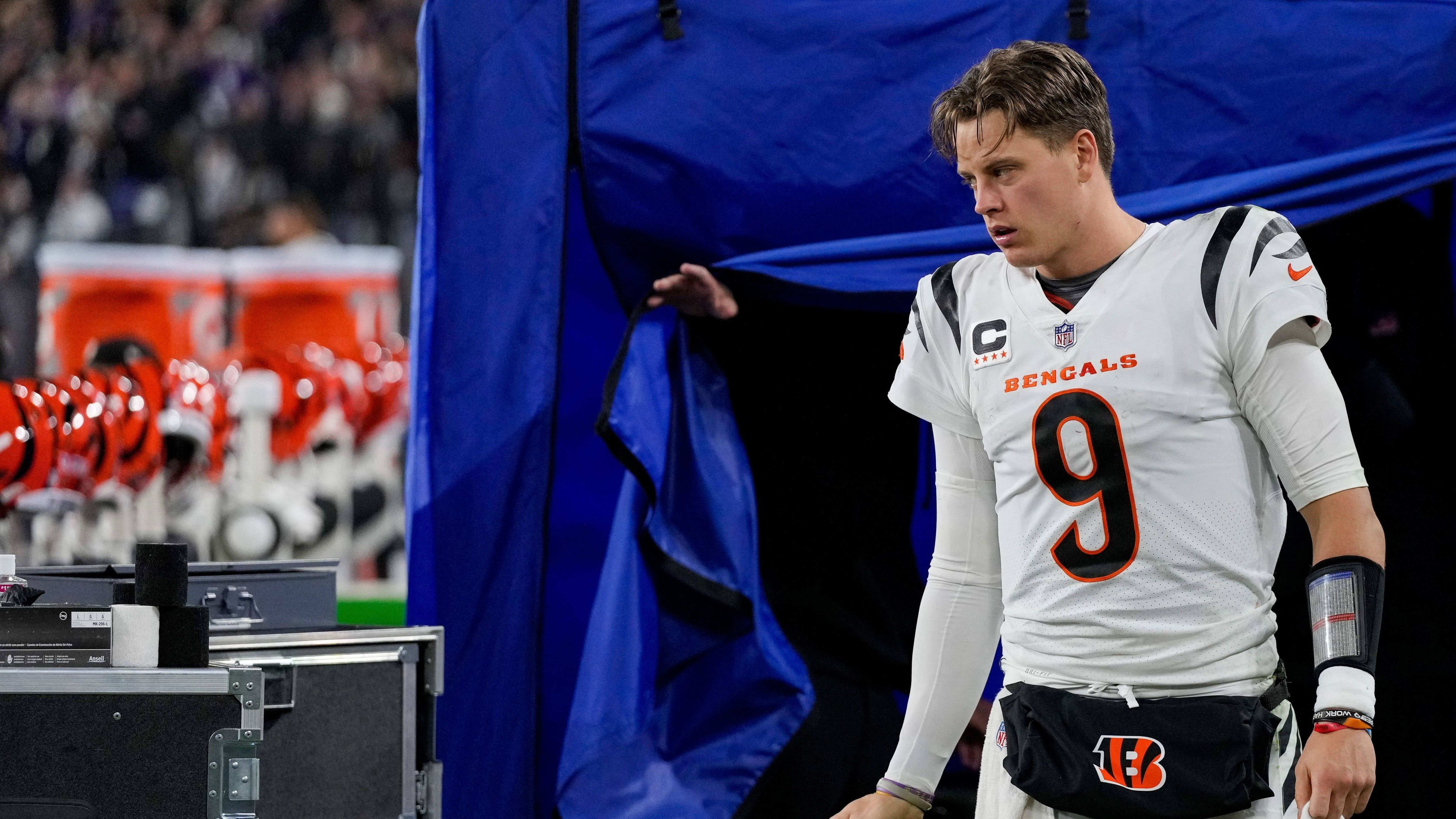 <strong>Handverletzung kostet sechs Spiele</strong><br>Im November 2023 folgte dann aber eine weitere schwere Verletzung - besonders für einen Quarterback. In Woche 11, erneut gegen die Ravens, warf er einen Touchdown und spürte dabei ein "Ploppen" in seiner Hand, wie er nach dem Spiel zugab. Die Folge: Ein Bänderriss am Handgelenk. Erneutes Saison-Aus bei sechs verbleibenden Spielen.