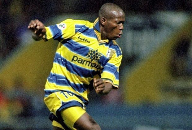 
                <strong>Faustino Asprilla</strong><br>
                Der Kolumbianer Faustino Asprilla war 1992 als Torjäger nach Parma gekommen. 26 Tore erzielte er in der Serie A für seinen Klub. Unterbrochen durch eine Leihe an Newcastle, blieb er bis 1999 bei Parma. Danach kehrte er Europa den Rücken und ließ seine Karriere in Südamerika ausklingen.
              