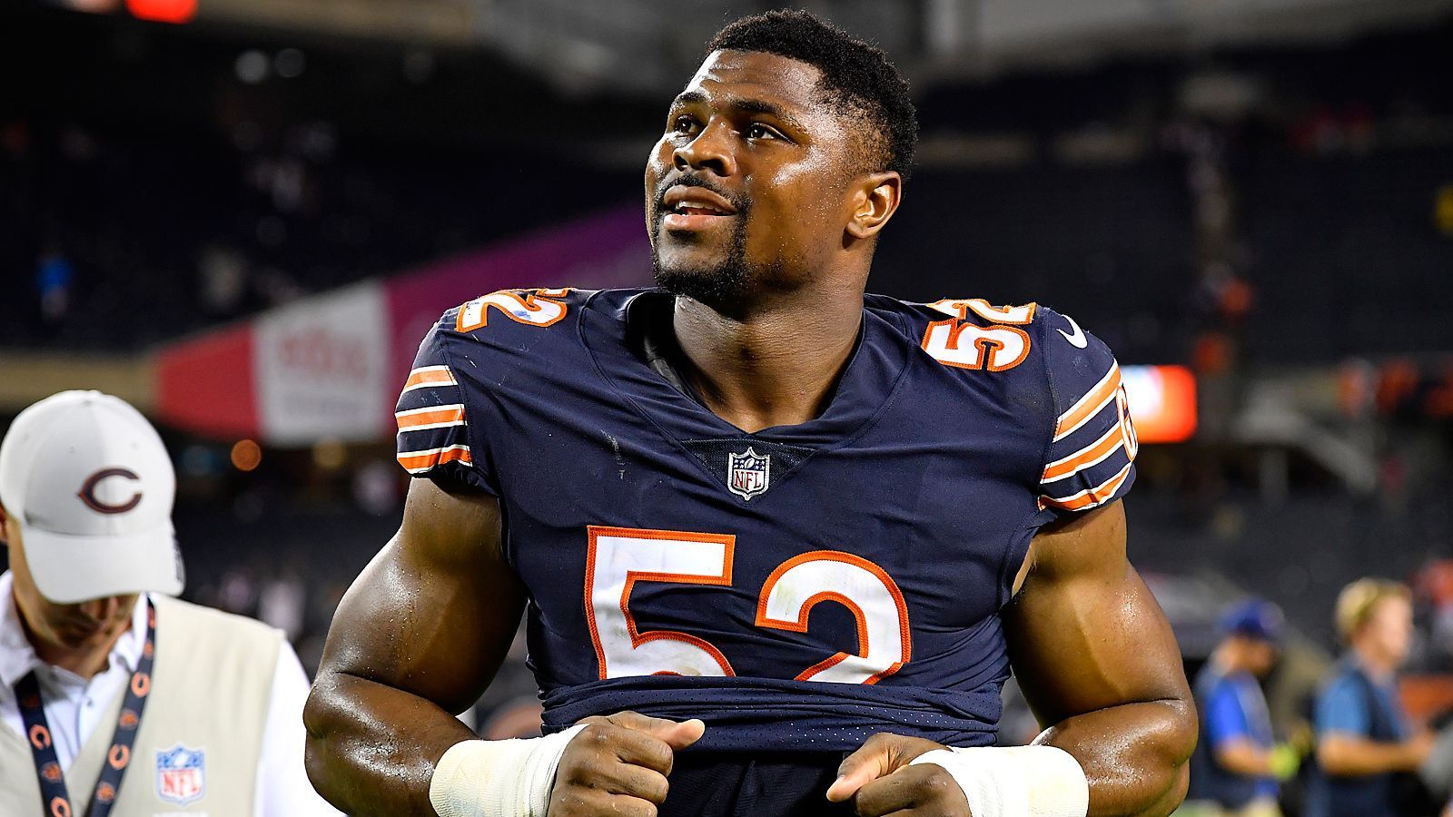 
                <strong>Week 4: Khalil Mack sammelt Sacks und Forced Fumbles</strong><br>
                Khalil Mack ist ein Volltreffer für die Chicago Bears. Auch in seinem vierten Einsatz für das Team aus der NFC North gegen die Tampa Bay Buccaneers kommt der Linebacker auf einen Sack sowie ein Forced Fumble. Ein neuer Rekord, denn eine solche Serie haben vorher nur zwei andere NFL-Profis hingelegt: Simeon Rice und Robert Mathis.
              