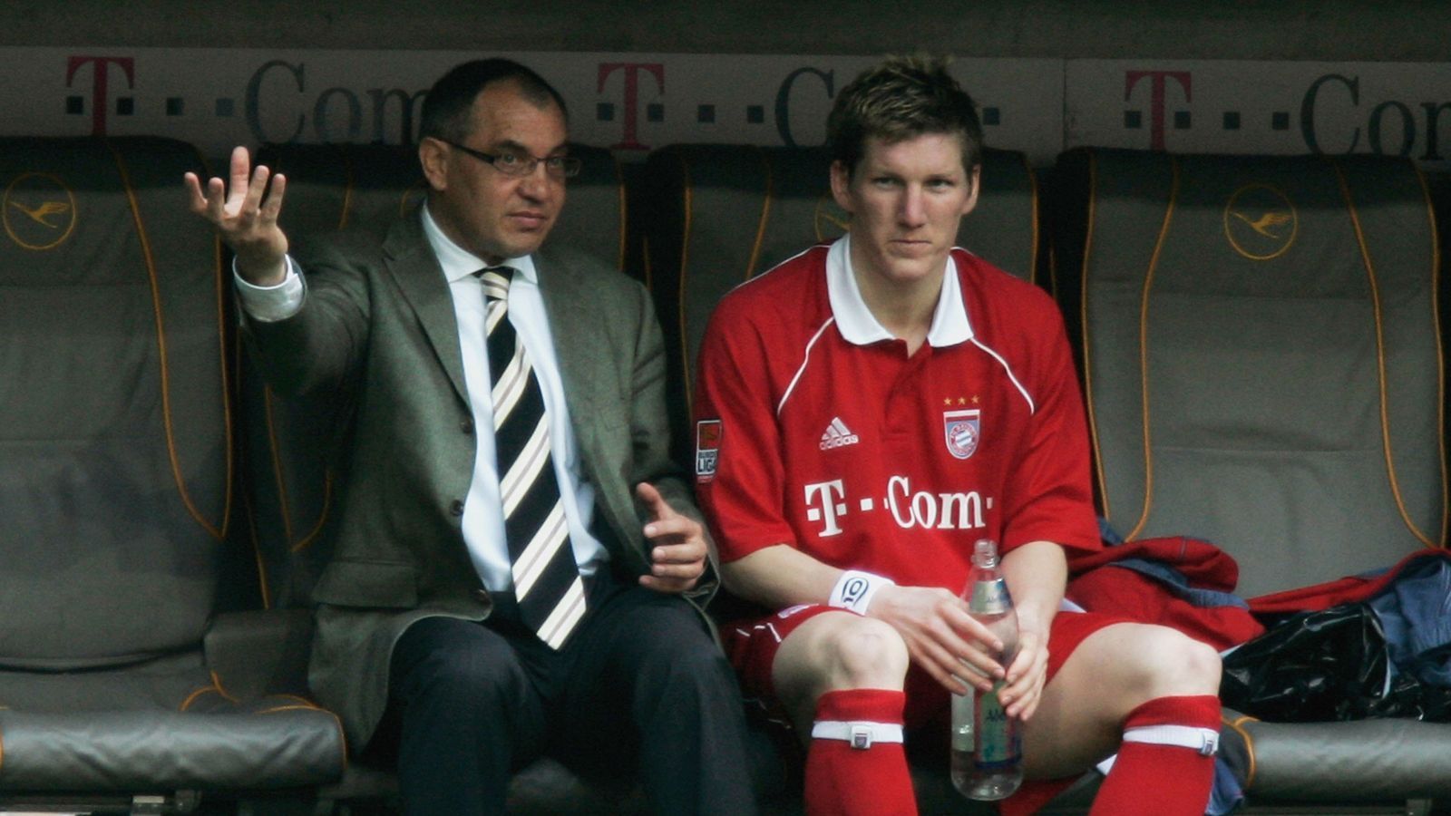 
                <strong>Magath kennt Schweinsteiger nicht</strong><br>
                Als Magath Trainer beim FC Bayern wurde, waren viele Spieler bei der Europameisterschaft 2004 unterwegs: "Schweinsteiger kam von der EM 2004 damals zurück zu den Bayern. Er und Lukas Podolski hatten eine gute EM, alle anderen deutschen Spieler hatten eine katastrophale Europameisterschaft. Er hatte dann zwei Wochen Extra-Urlaub, kam dann zu mir und stellte sich vor. Da habe ich gesagt: 'Wer bist du?' Und habe ihn erst mal zwei Wochen zu den Amateuren geschickt, um ihm vom Olymp mal wieder runterzuholen, die EM war halt nichts. Die Spielerei unserer deutschen Mannschaft war nichts, da kannst du nicht danach freudestrahlend in einen Verein kommen. Ich wollte ihn erst mal zurückstufen und einen Gegenpol setzen. Ich wollte ihm mit 19 Jahren mal klarmachen, dass er noch nicht der Superstar ist."
              