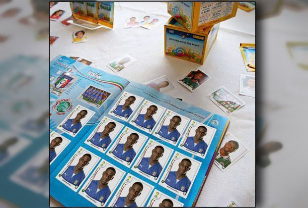 
                <strong>Die neue Panini-Version der Squadra Azzurra</strong><br>
                Mario Balotelli ist ja bereits bekannt für außergewöhnliche und provokative Posts in den sozialen Netzwerken. Dieses Mal postet der Paradiesvogel sein Panini-Album mit den Worten "Warum immer ich?".
              