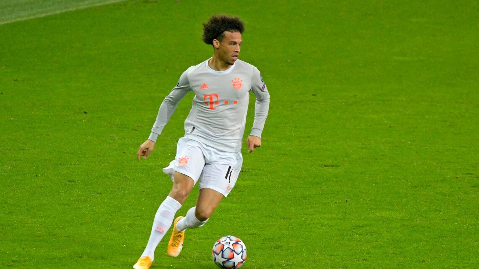 
                <strong>Leroy Sane: Status</strong><br>
                Mit einer Ablöse von kolportierten 45 Millionen Euro war Sane der teuerste Sommertransfer des Triple-Siegers der Vorsaison. Schon im vorangegangenen Sommer waren die Münchner hinter dem DFB-Spieler her, blitzten damals aber an den überhöhten Forderungen von Manchester City ab. Dass die Münchner Verantwortlichen diesen Sommer erneut um Sane buhlten und ihren Sehnsuchtsspieler schließlich bekamen zeigt, dass große Hoffnungen in den 24-Jährigen und seine Qualitäten gesetzt werden. Zudem spielt damit ein weiterer wichtiger Bestandteil des DFB-Teams im Bayern-Dress, was den Münchner Verantwortlichen in der Vergangenheit durchaus wichtig war. 
              