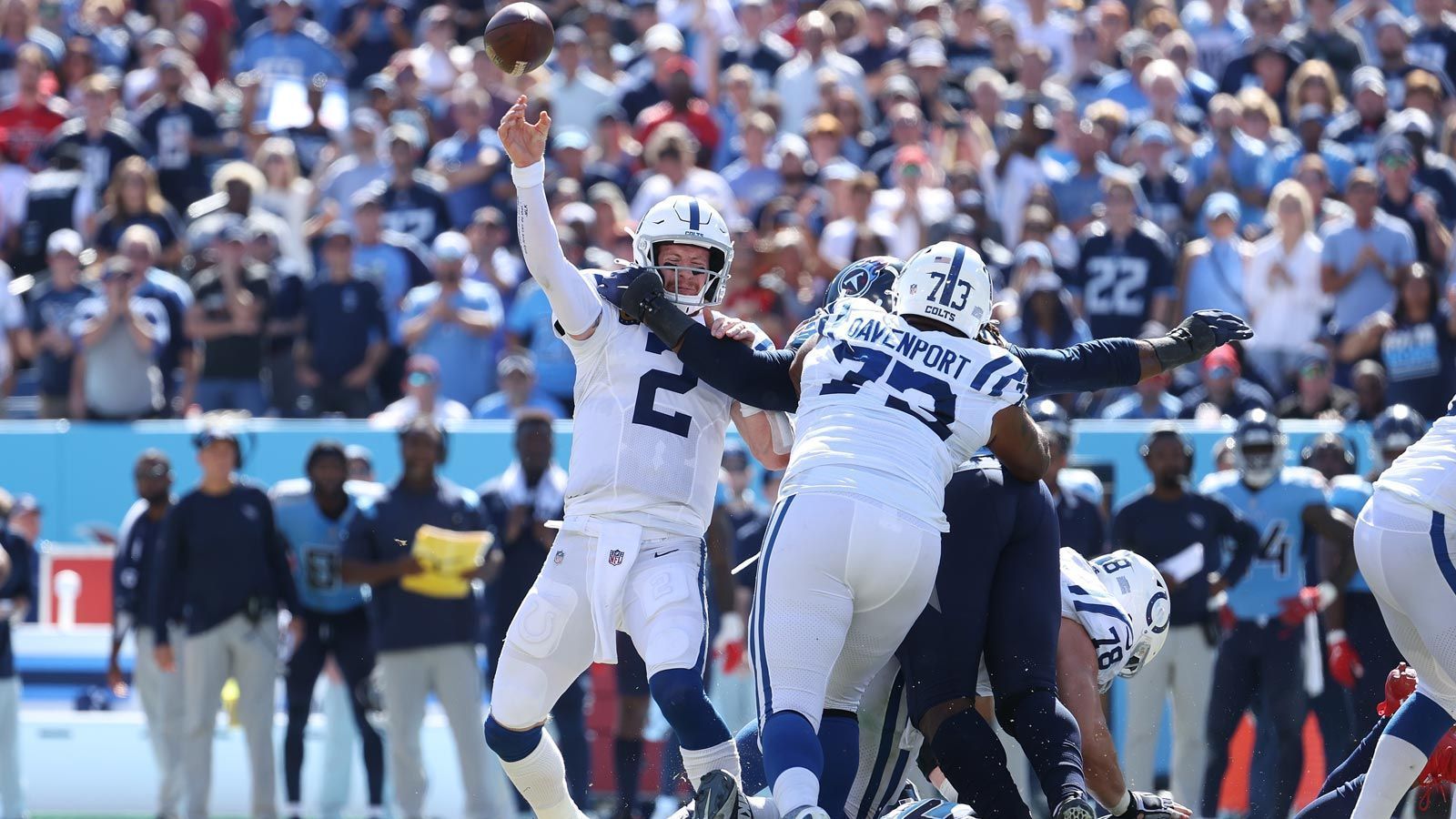 
                <strong>Indianapolis Colts (0-3)</strong><br>
                Unter Philip Rivers spielten die Colts 2020 eine starke Saison: Elf Siege, in der Wild Card Round musste man sich nur ganz knapp den Bills geschlagen geben. Nach Rivers' Rücktritt musste ein Ersatz her. Die Verantwortlichen setzten auf Carson Wentz und tradeten für den Quarterback, der in Philadelphia nicht mehr erwünscht war. Der risikofreudige Move hat sich bisher nicht ausgezahlt. Wie schon bei den Eagles hat Wentz immer wieder mit Verletzungen zu kämpfen. Sowohl die Defense als auch die Offense rangieren nach Punkten jeweils im unteren Drittel der Liga.
              